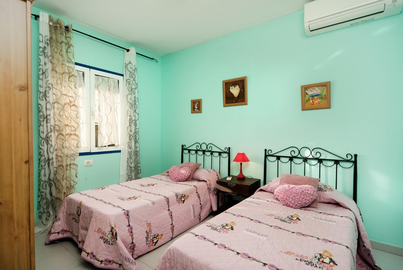 Twin bedroom with A/C