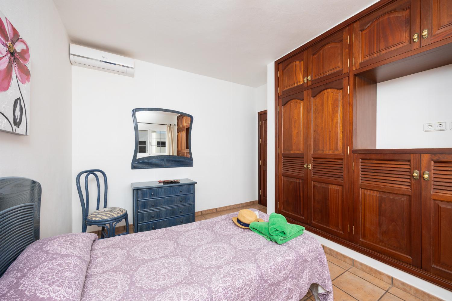 Twin bedroom with A/C