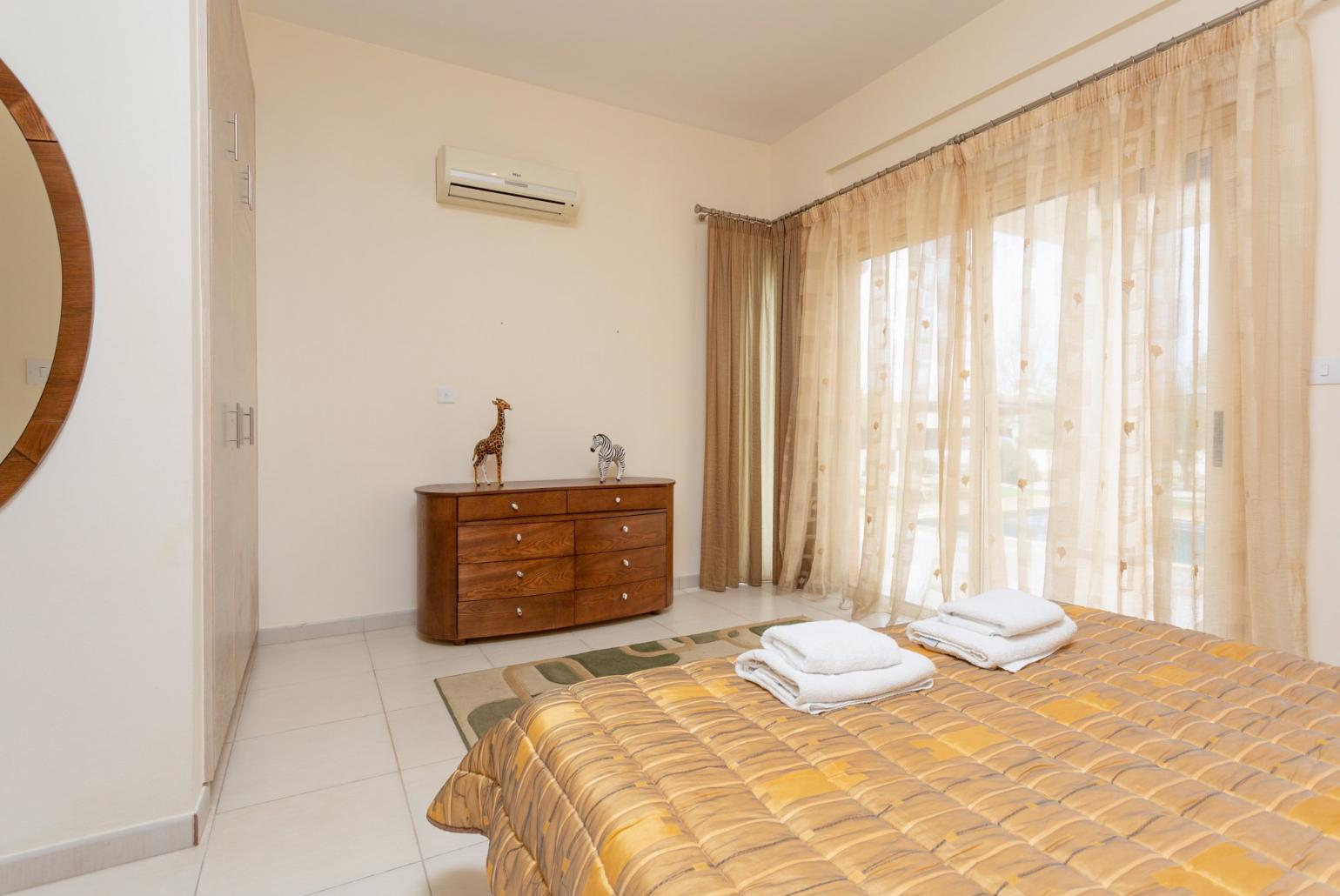 Double bedroom with en suite bathroom, A/C, and terrace access