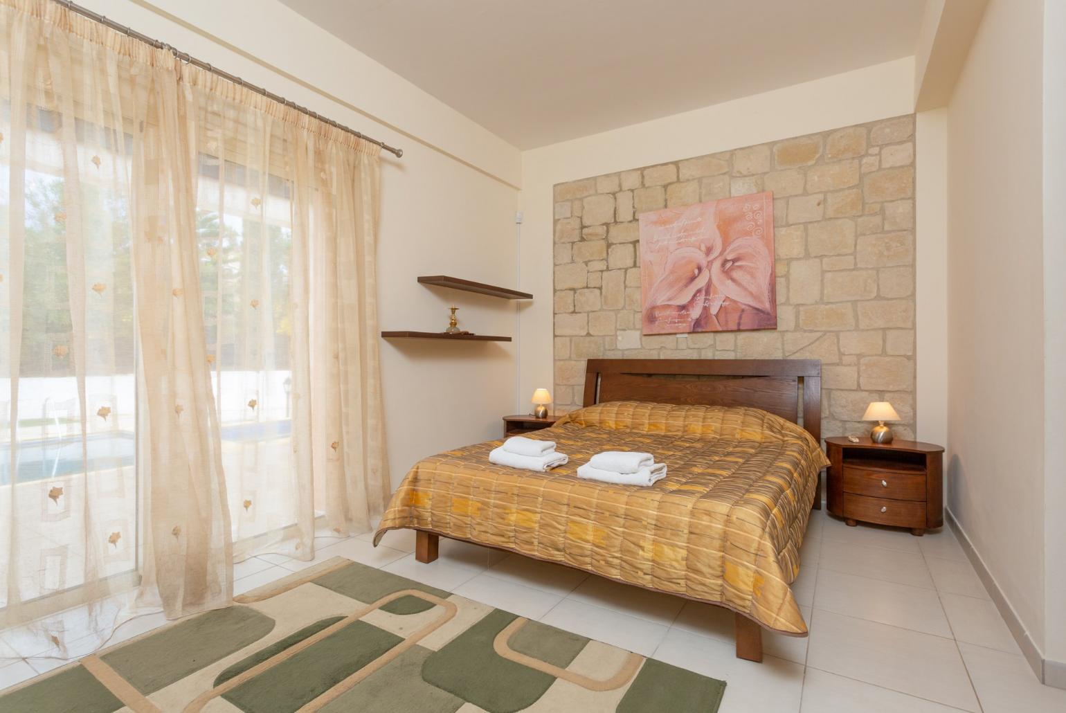 Double bedroom with en suite bathroom, A/C, and terrace access