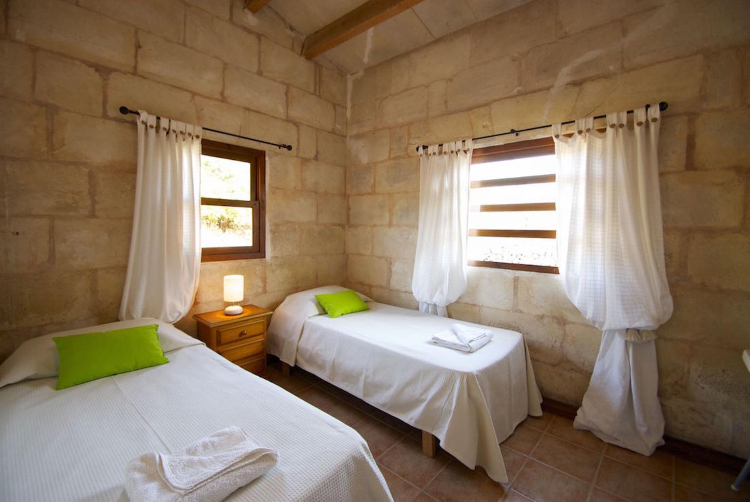 Twin bedroom with A/C