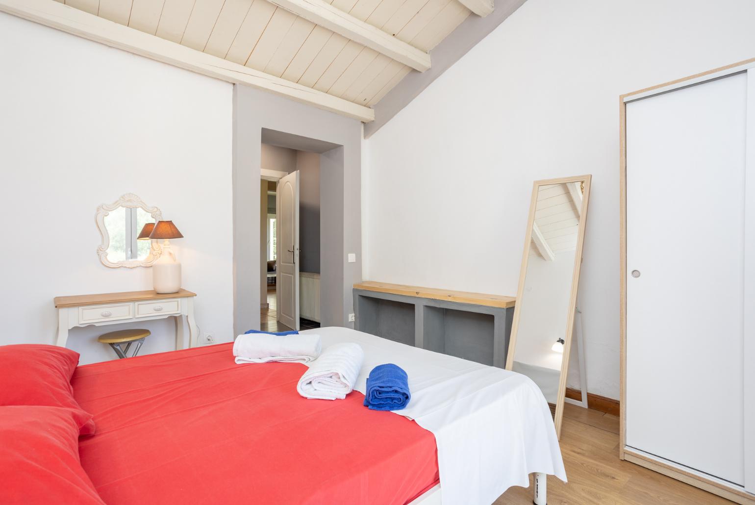 Double bedroom with en suite bathroom, A/C, and terrace access
