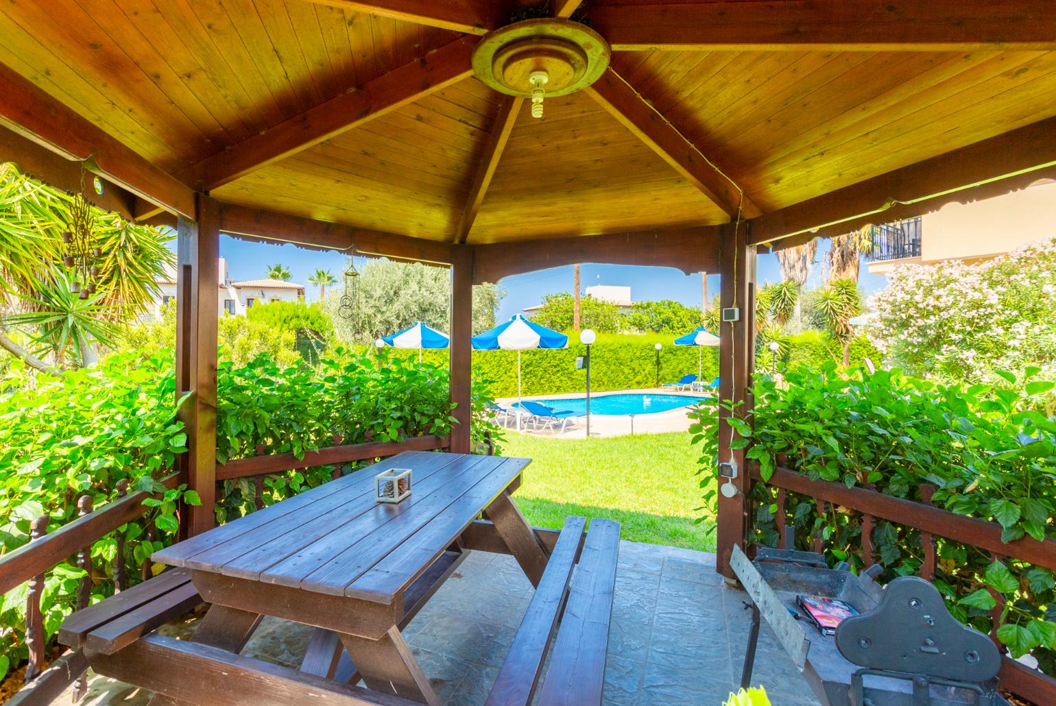 Garden area with pergola