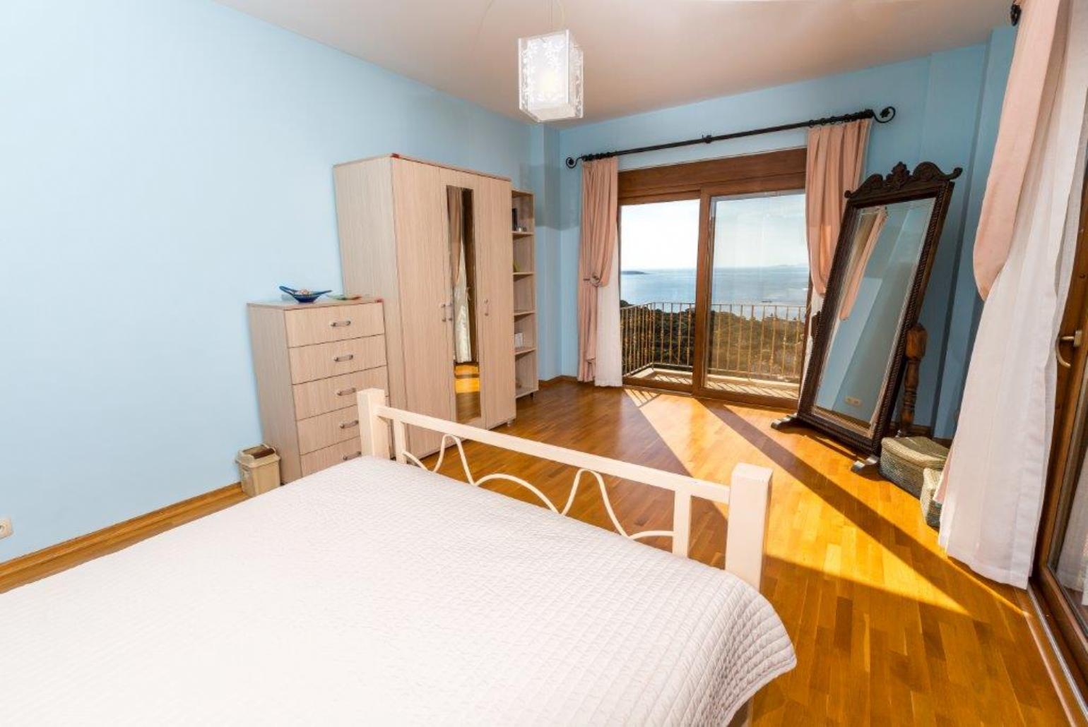 Double Bedroom with balcony access