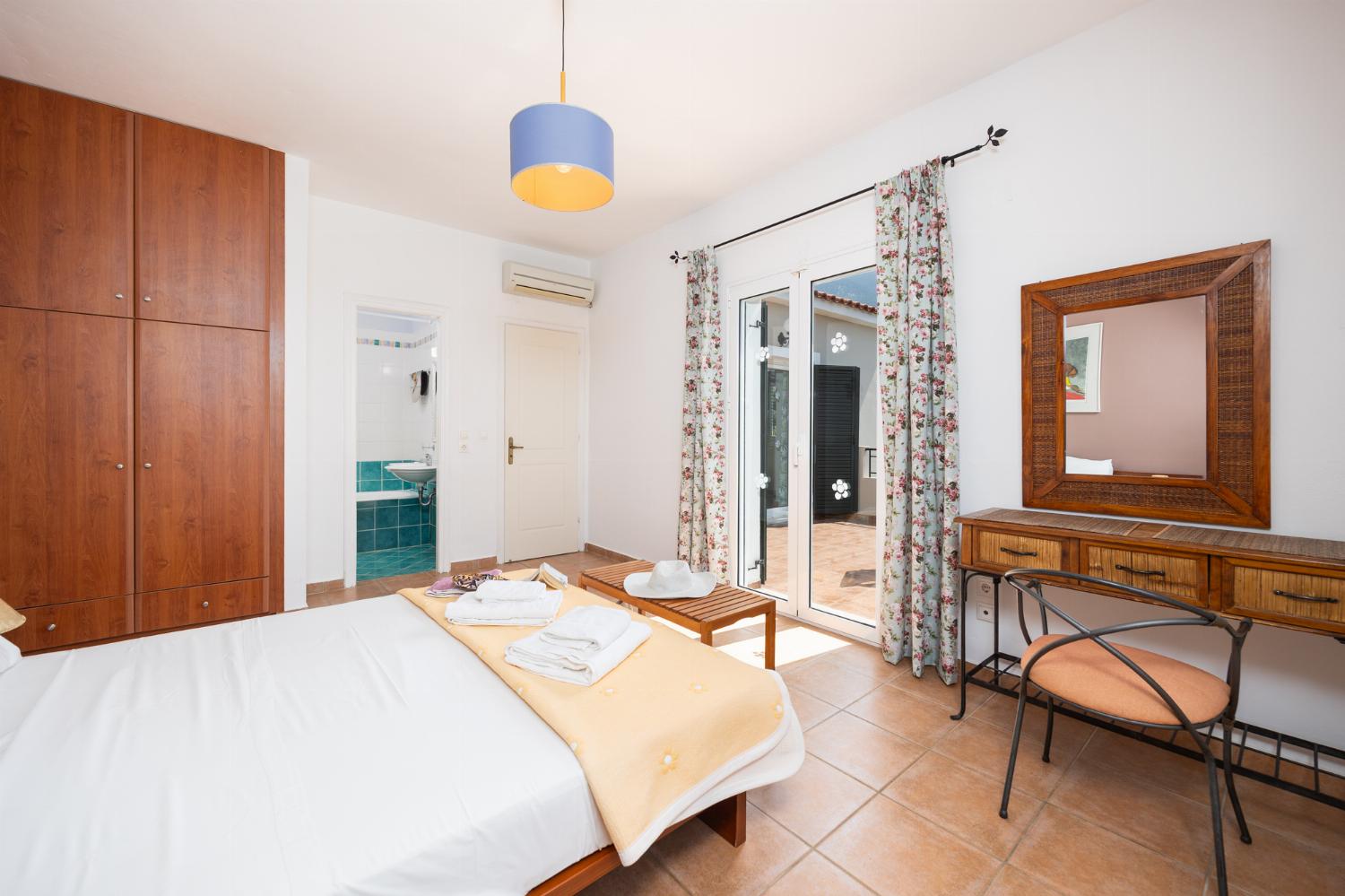 Double bedroom with en suite bathroom and A/C