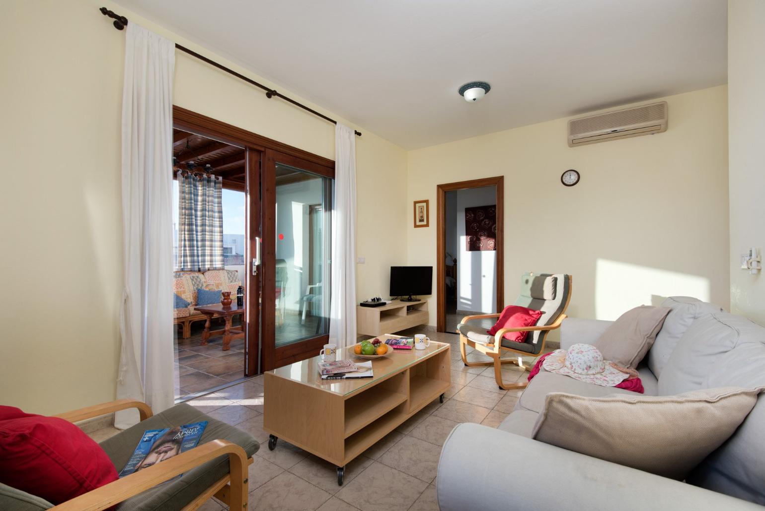 Living room with WiFi, TV, DVD player and terrace access