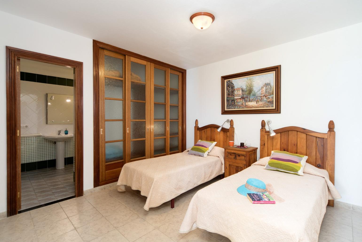 Twin bedroom with en suite bathrooom