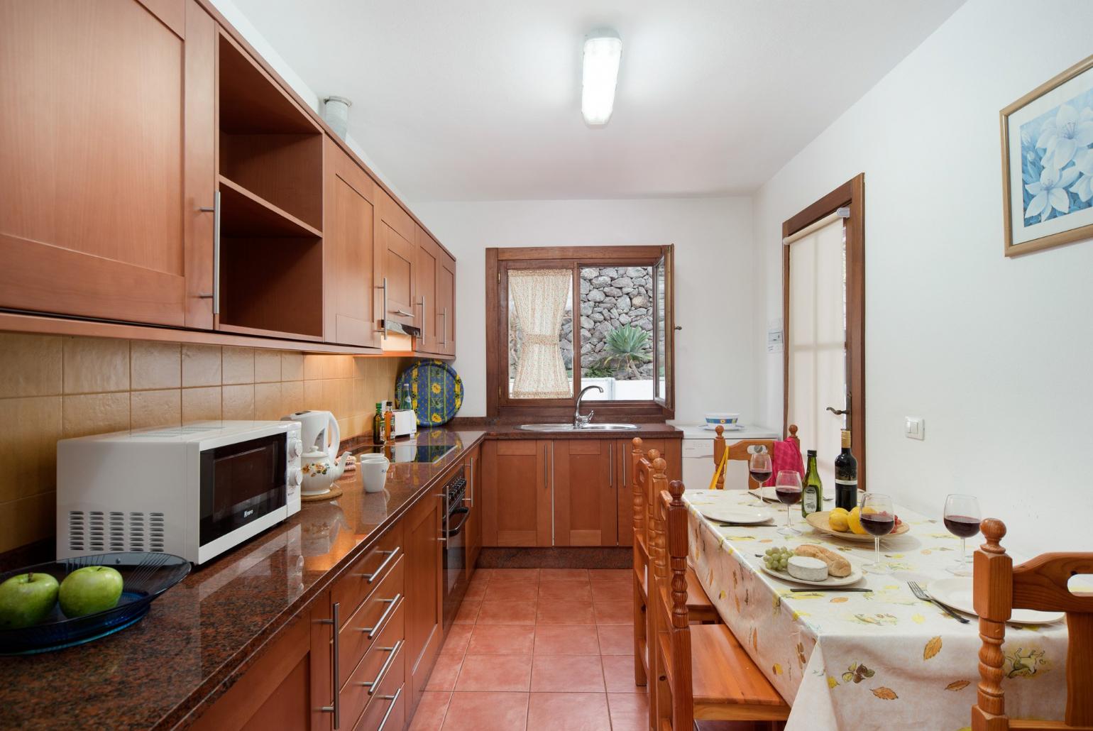 Equipped kitchen with dining area