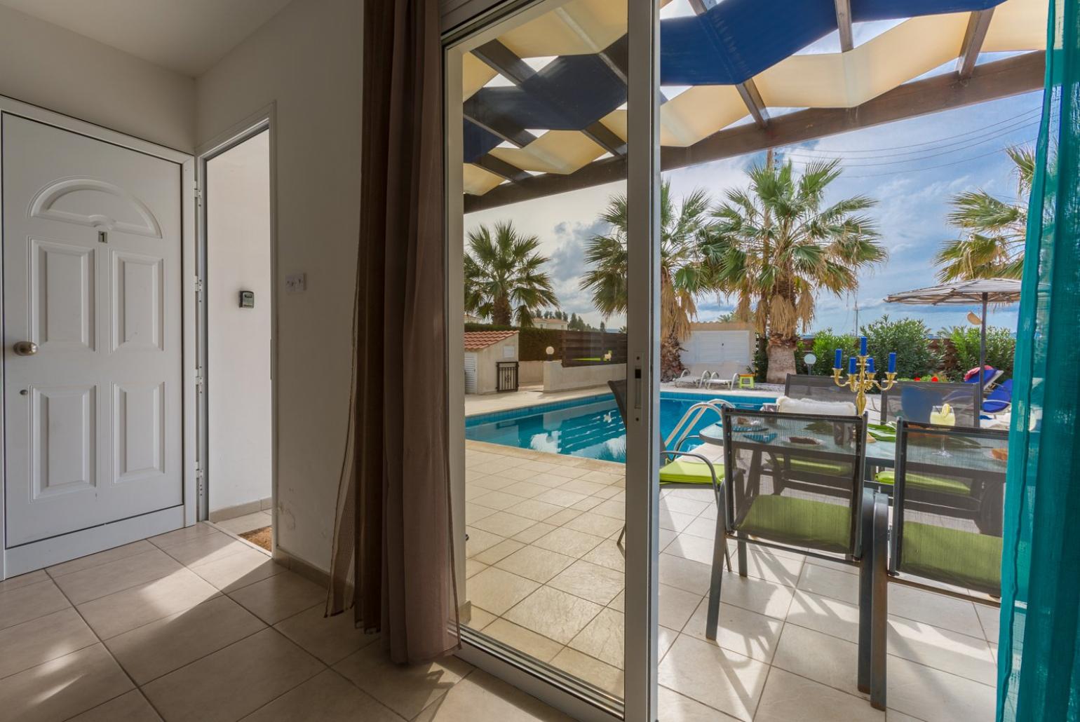 Living area with the pool view 