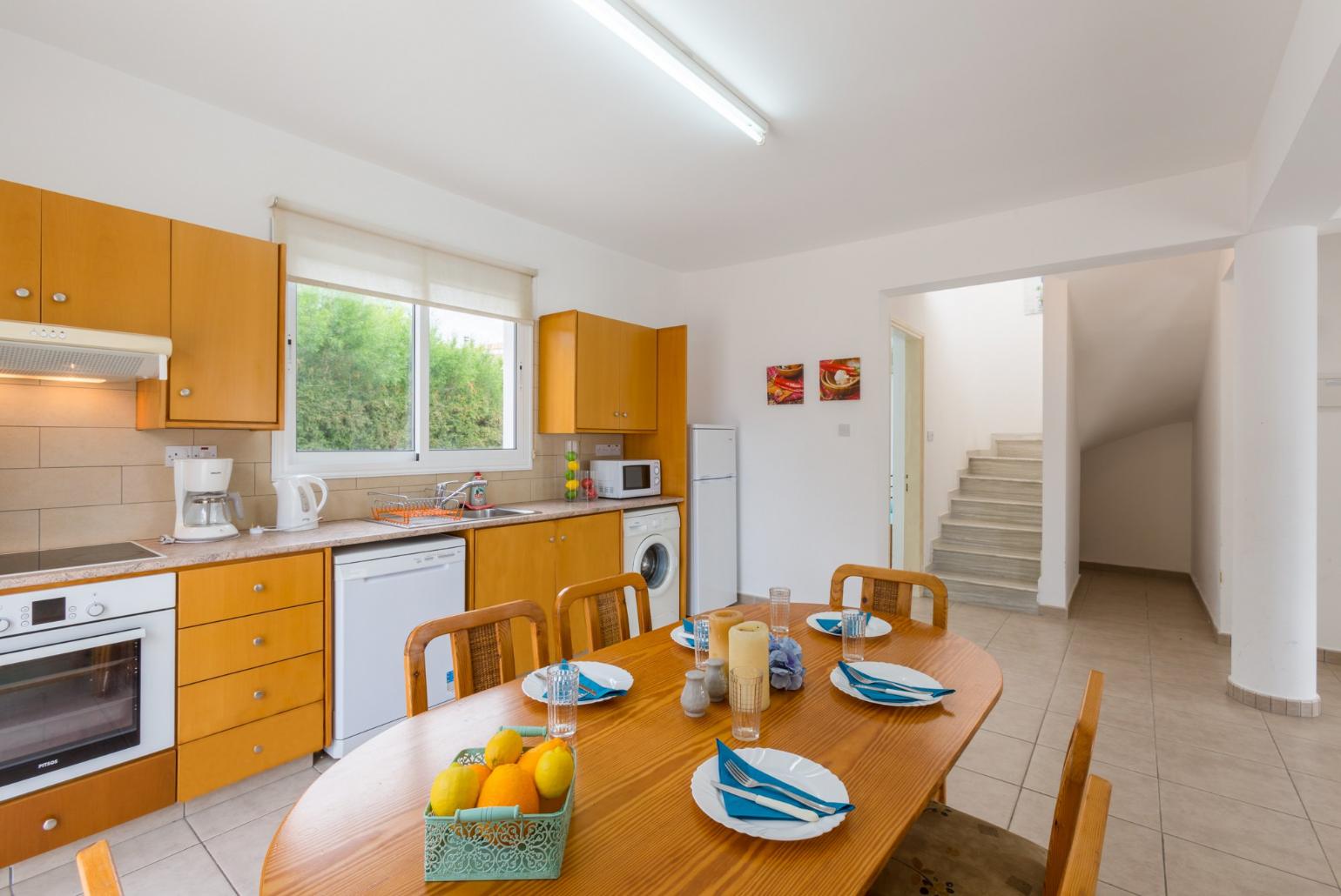 Equipped kitchen with dining area