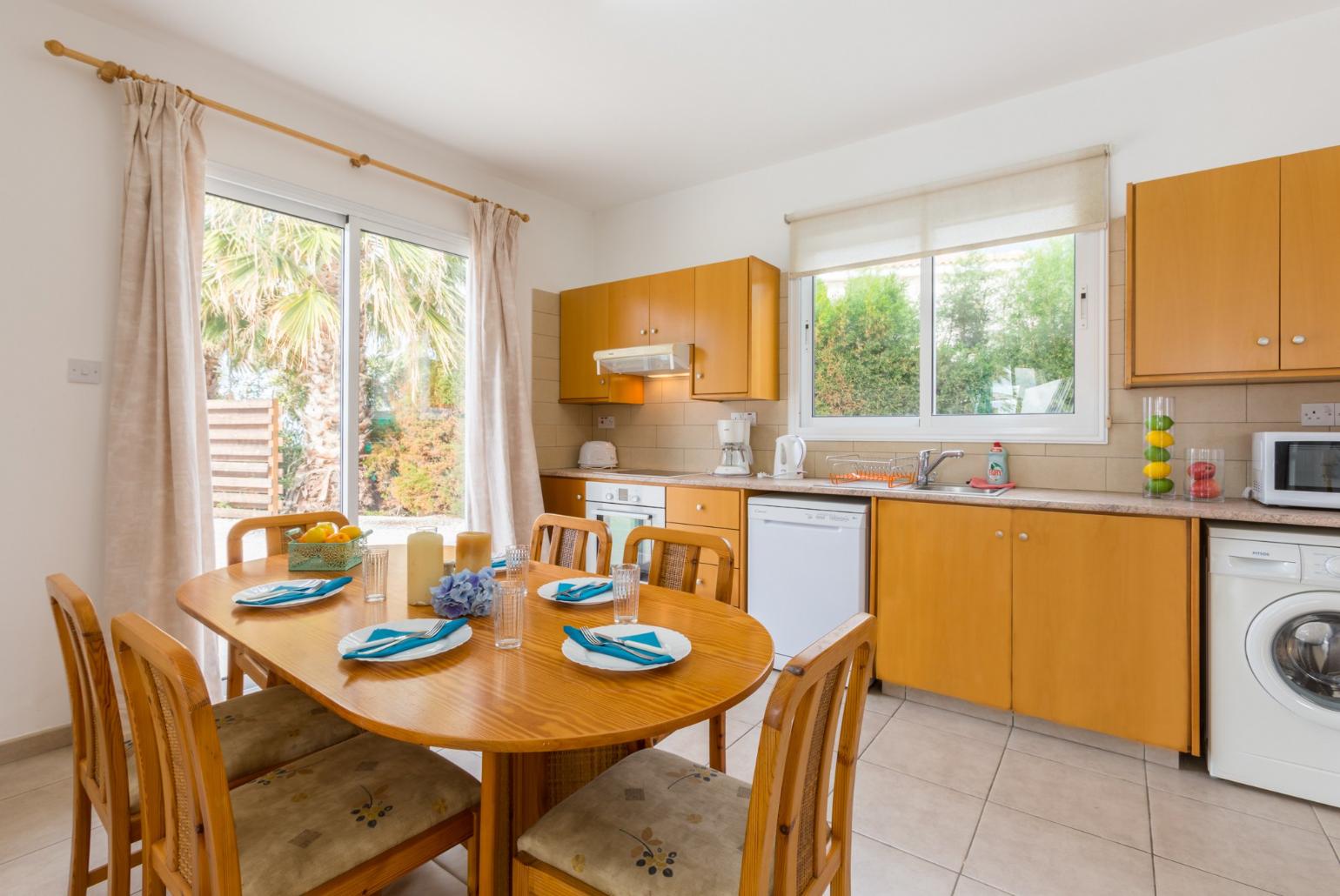 Equipped kitchen with dining area