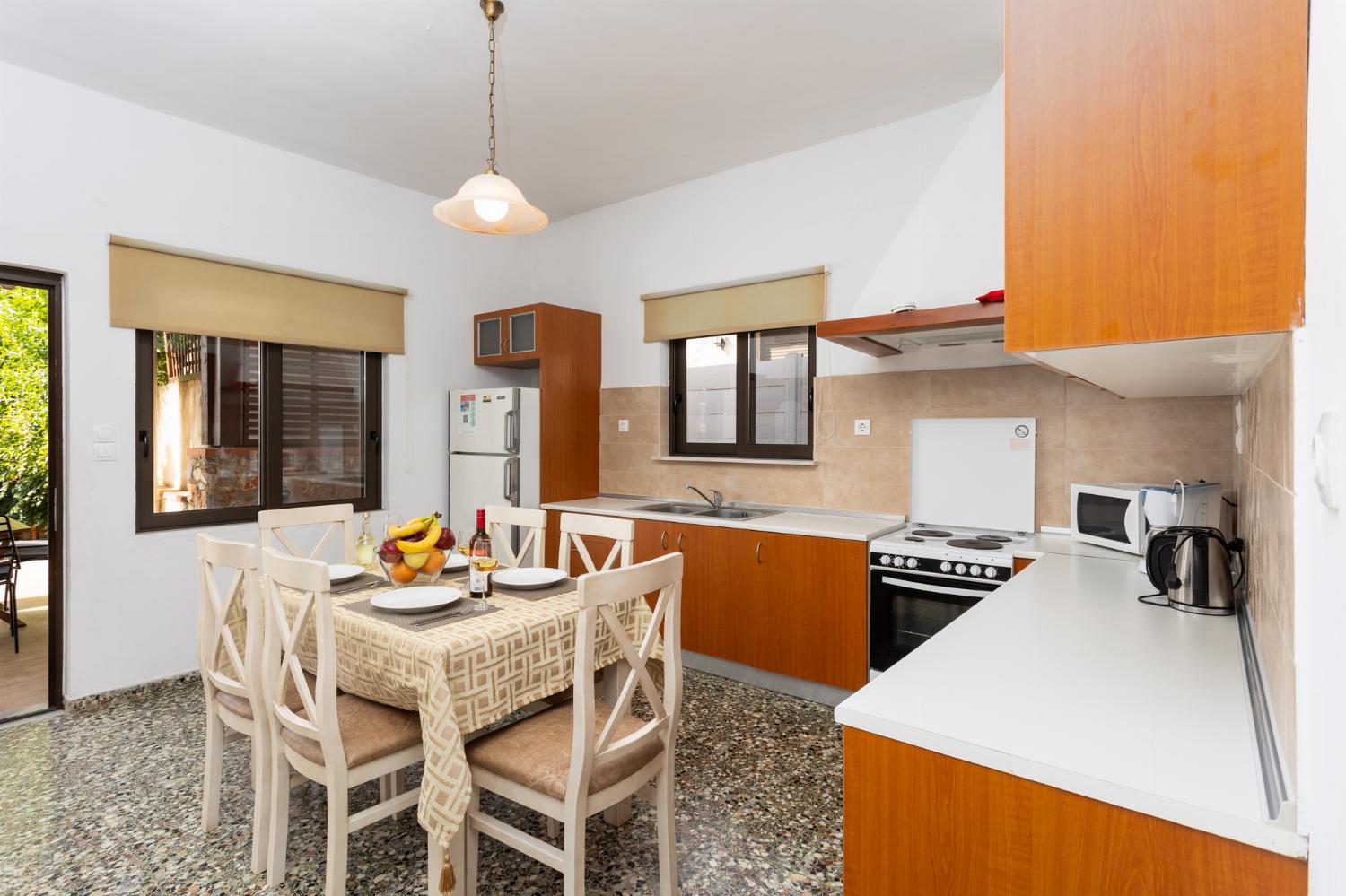 Equipped kitchen with dining area