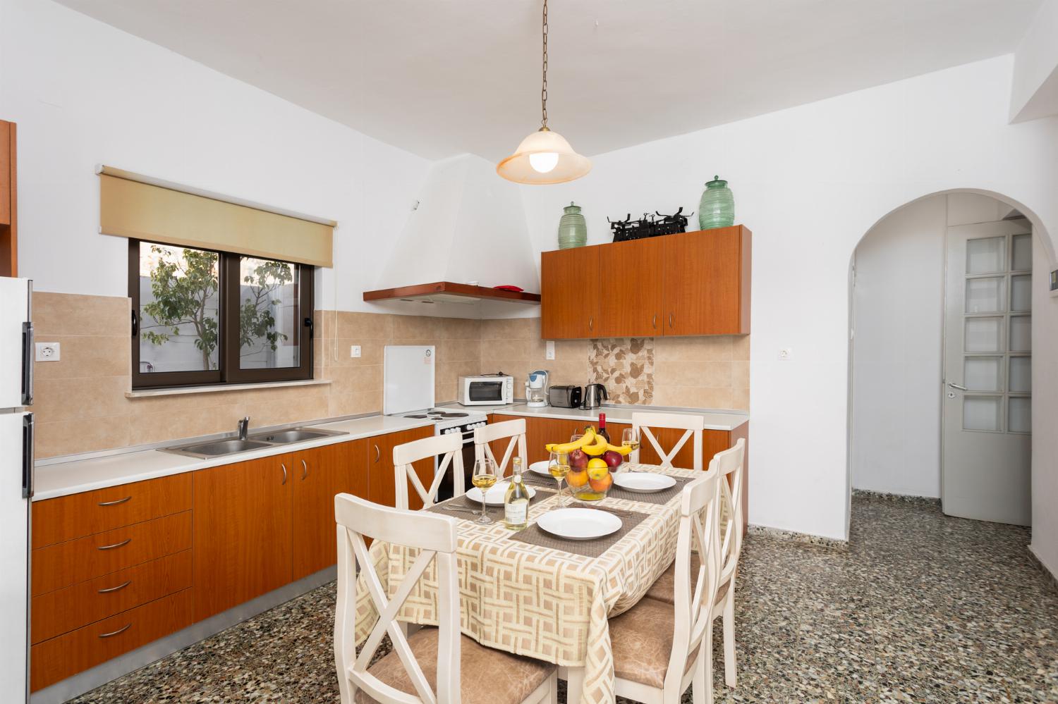 Equipped kitchen with dining area