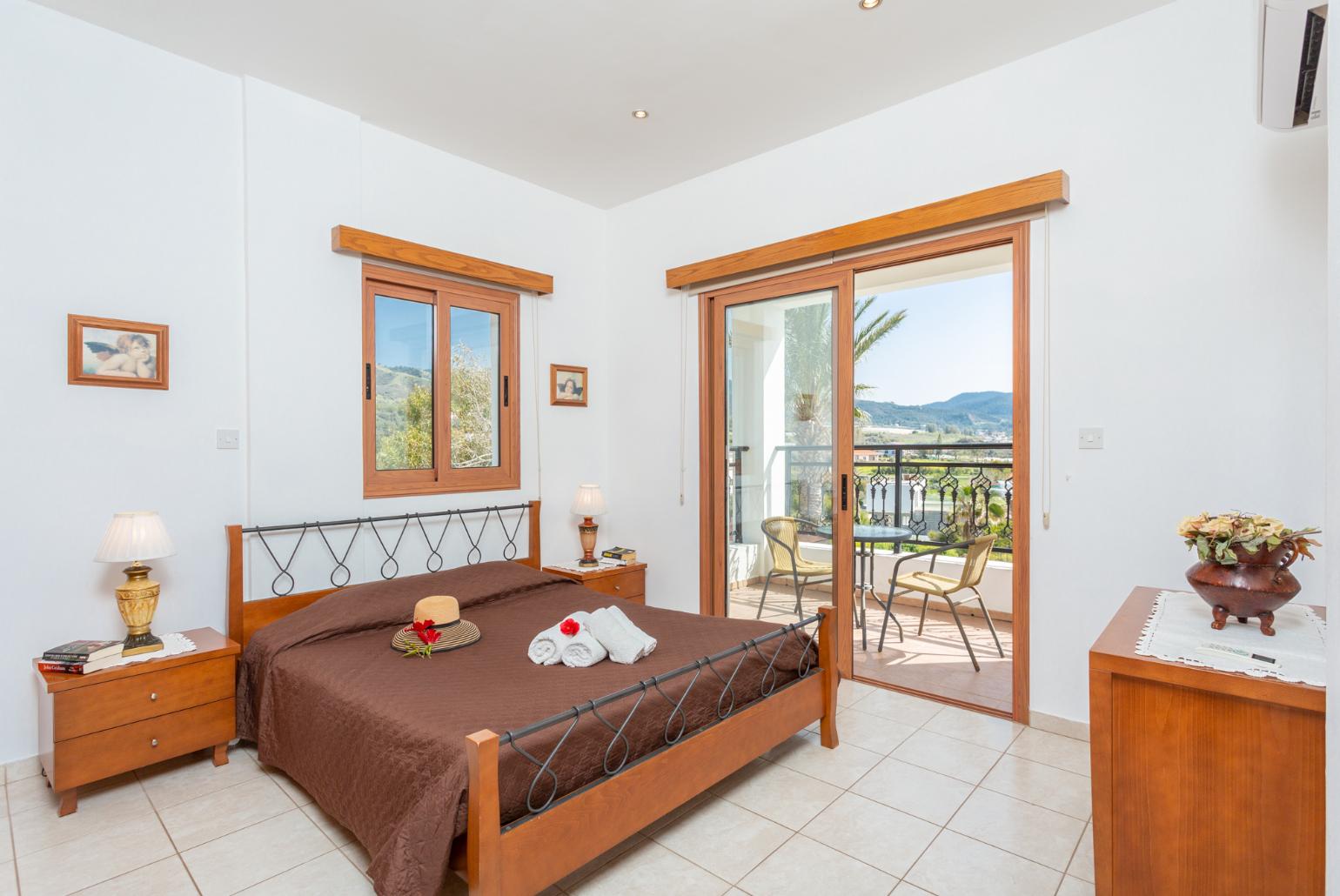 Double bedroom with en suite bathroom, A/C, sea views, and balcony access