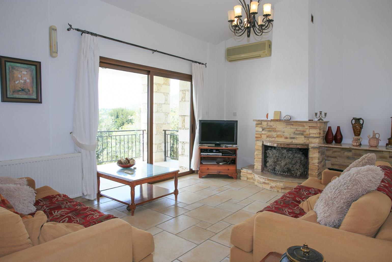 Living room with WiFi, TV, DVD player and terrace access
