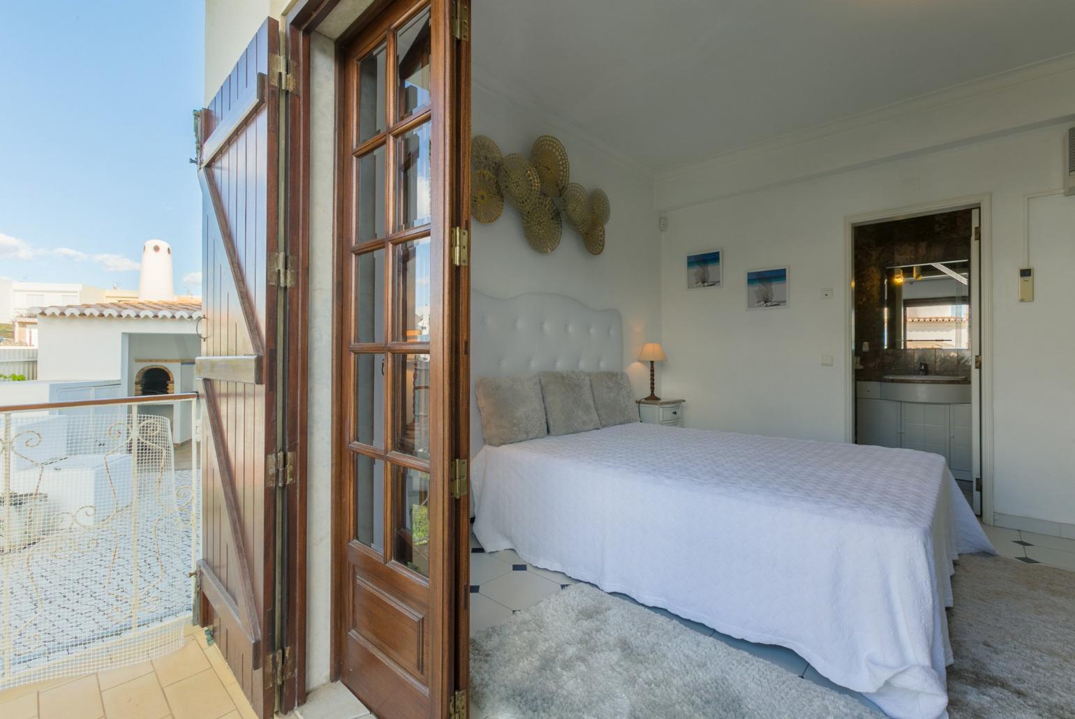 Double bedroom with en-suite bathroom and  terrace access