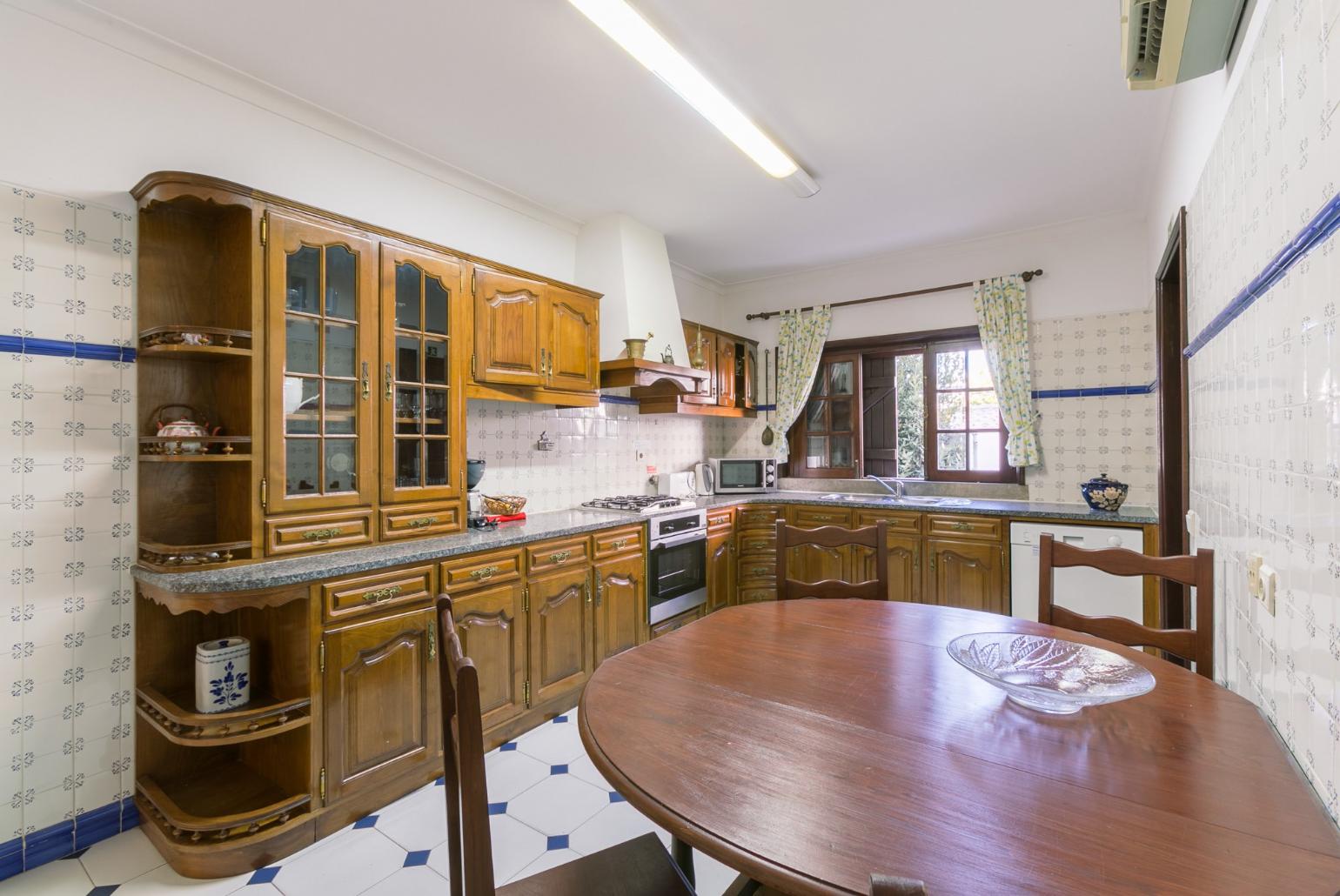 Equipped kitchen with dining table 