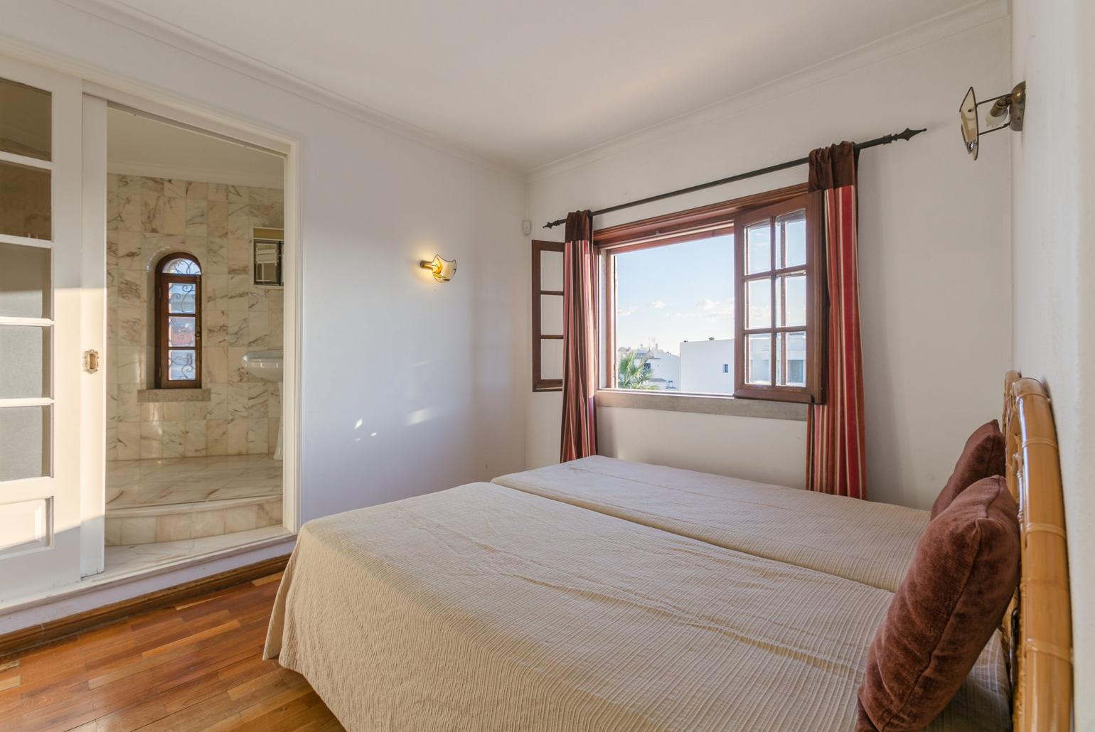 Twin bedroom with en-suite bathroom 