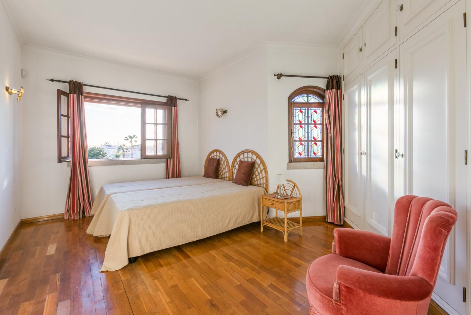 Twin bedroom with en-suite bathroom 