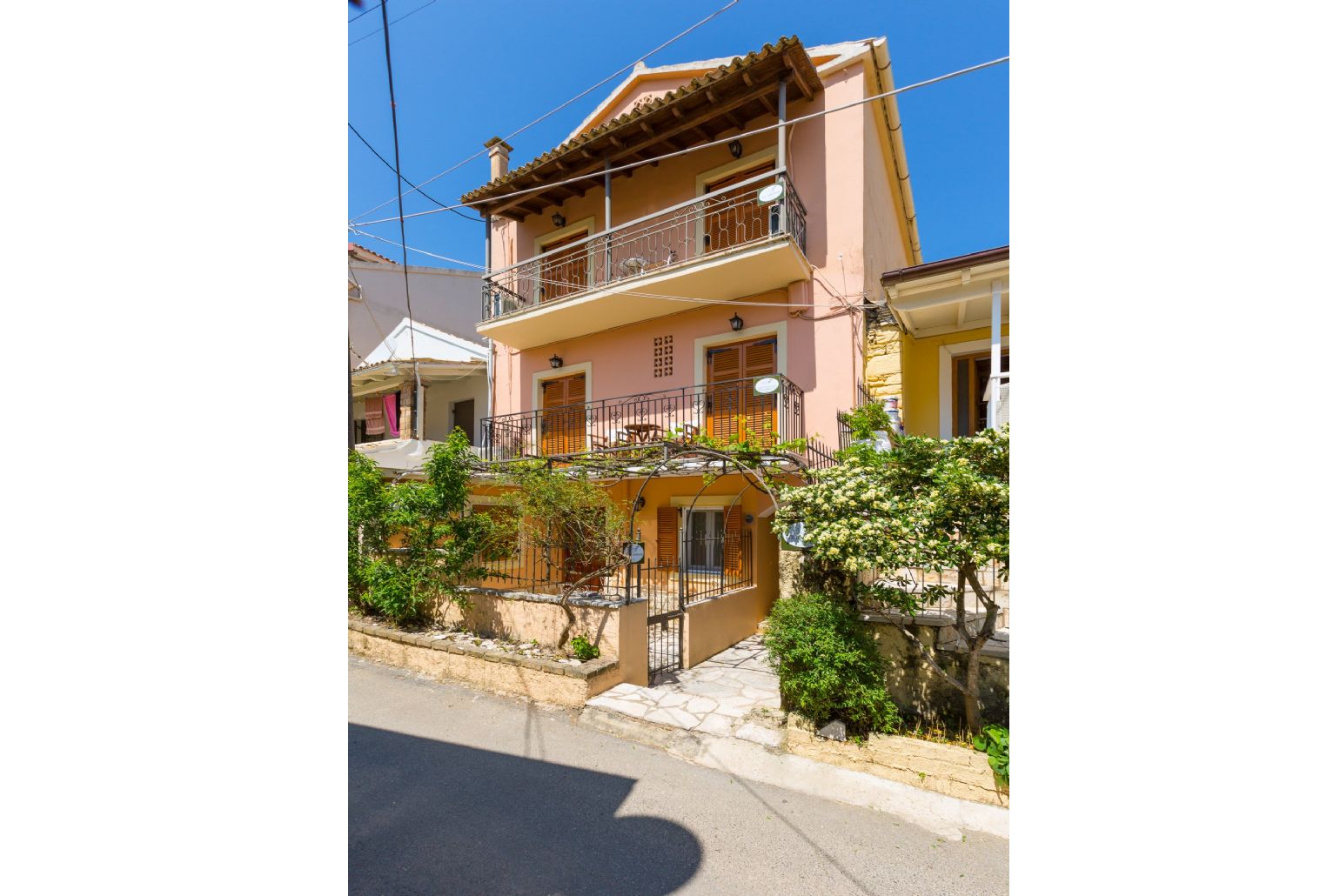 Beautiful apartment with balconies and sea views