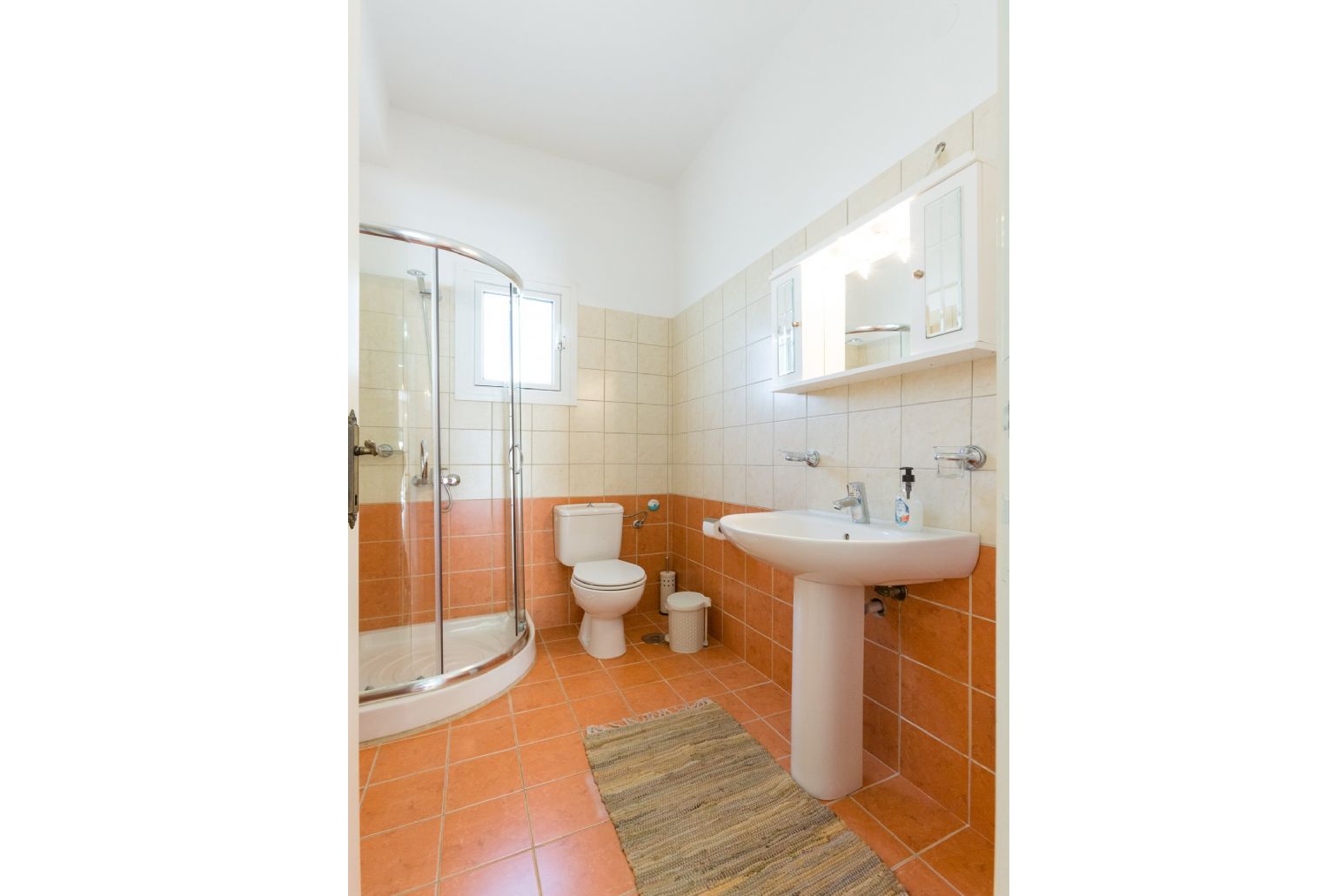 En suite bathroom with overhead shower