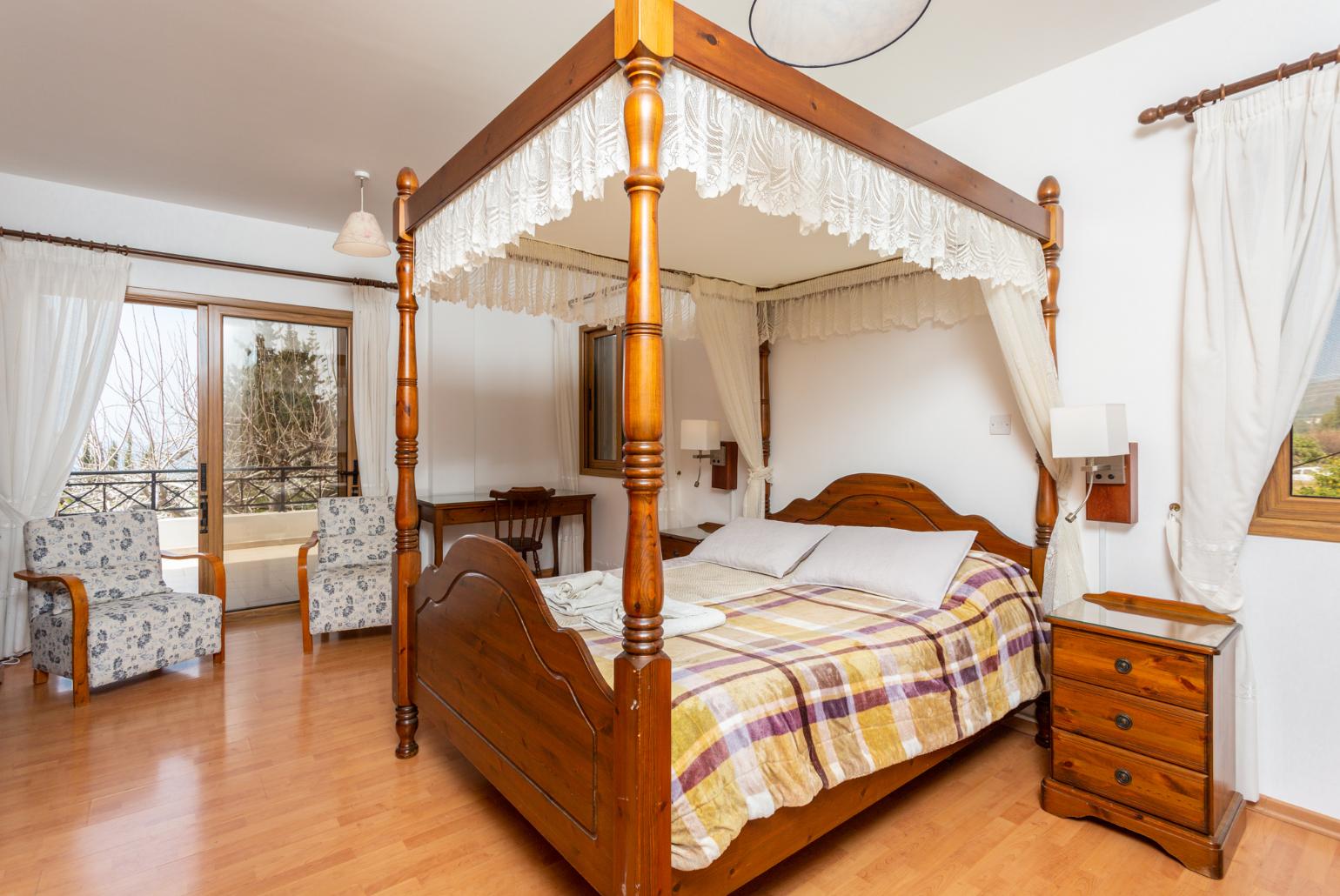 Double bedroom with en suite bathroom, A/C, seating, and balcony access with sea views