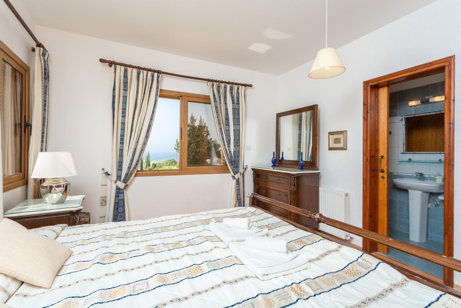 Double bedroom with en suite bathroom, A/C, and sea views