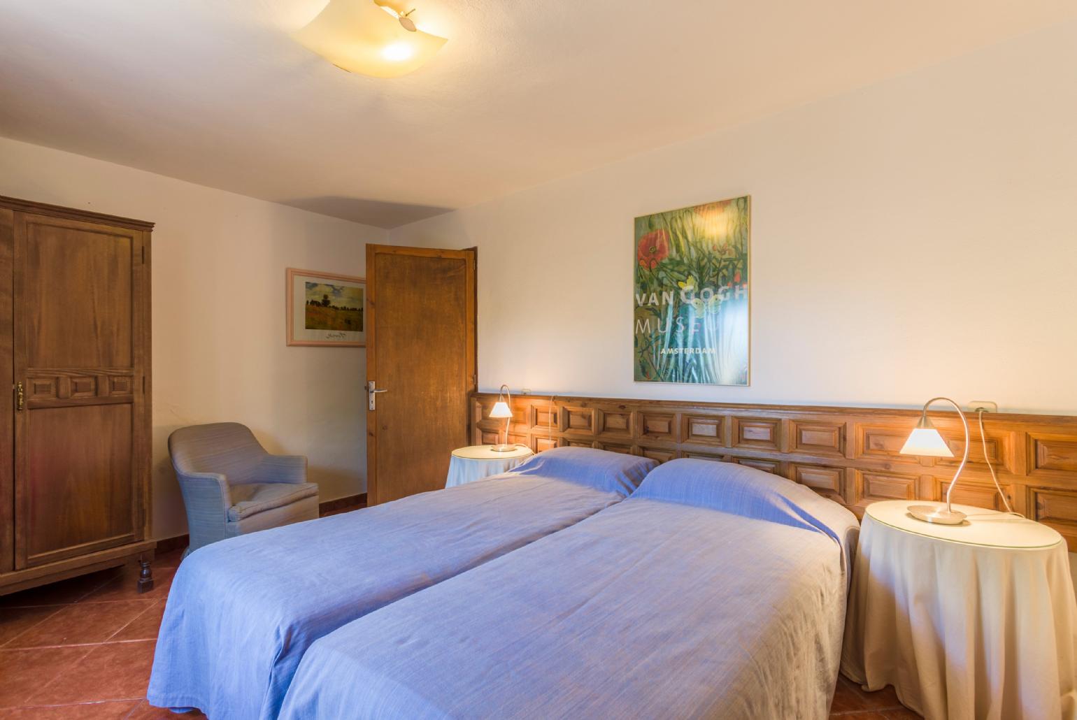 Twin bedroom with A/C