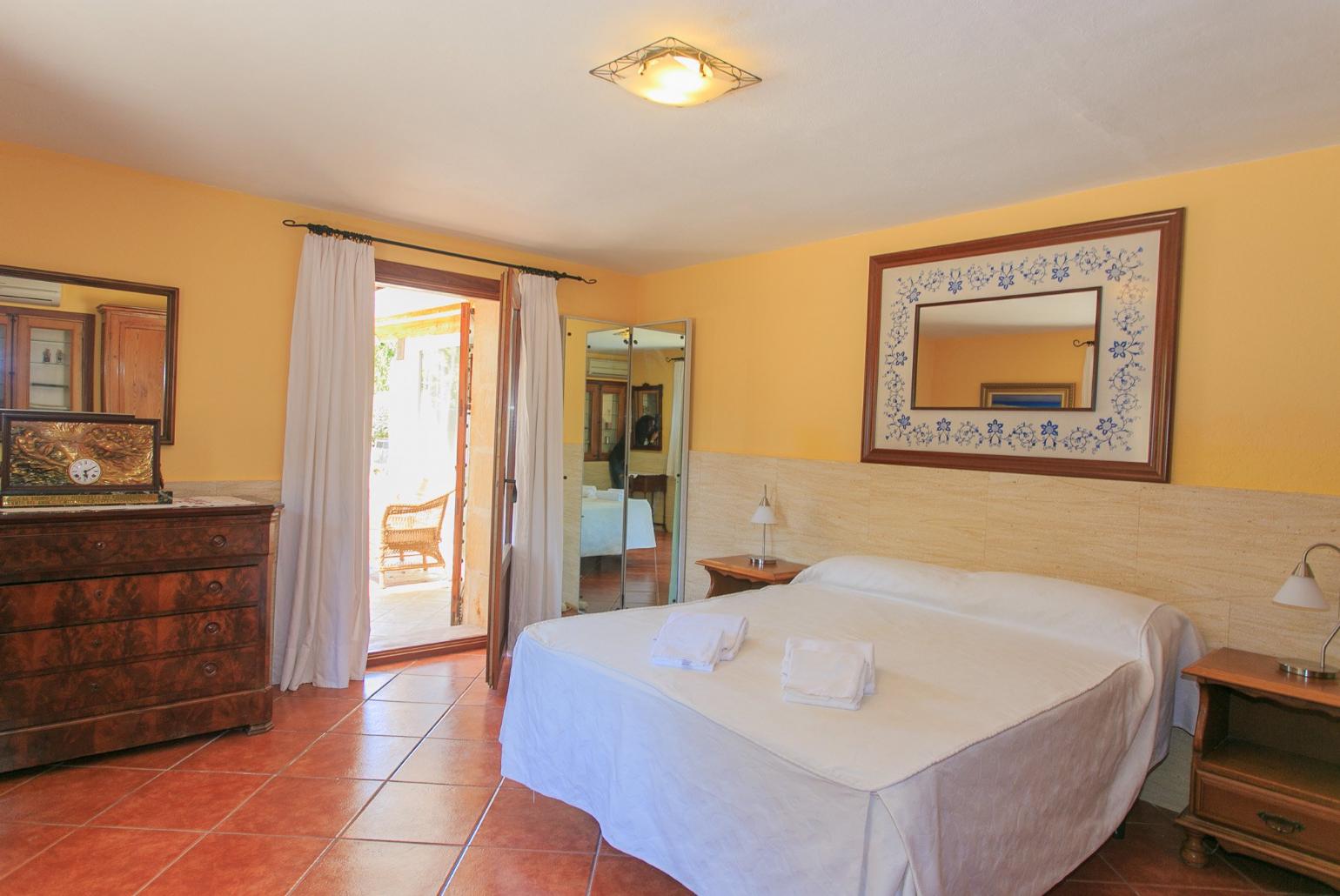 Double bedroom with A/C and terrace access