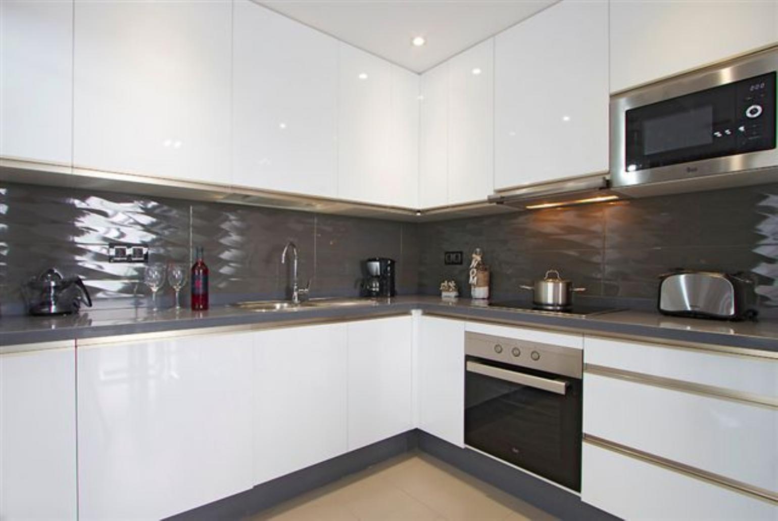 Equipped kitchen with breakfast bar