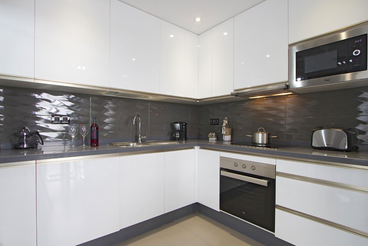 Equipped kitchen with breakfast bar