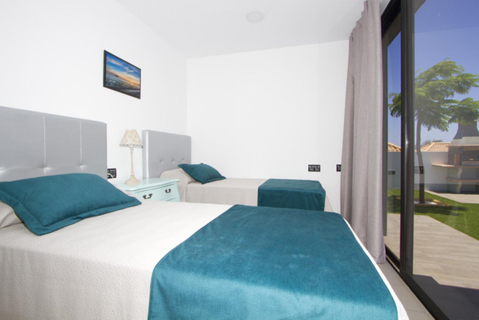 Twin bedroom with A/C with terrace access