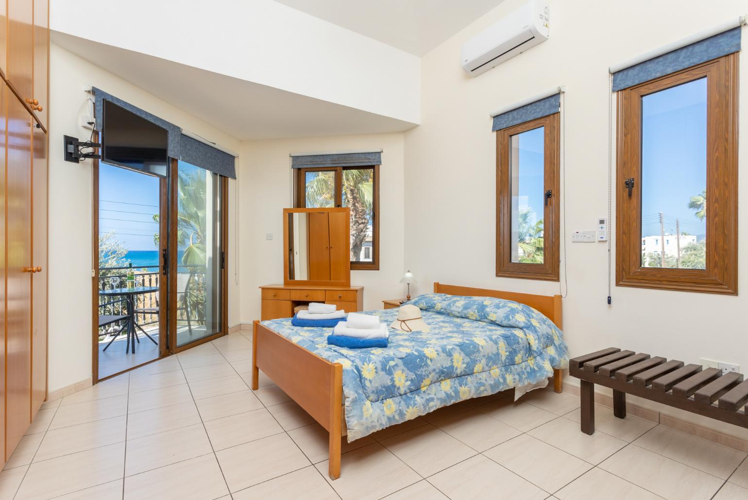 Double bedroom with en suite bathroom, A/C, sea views, and balcony access