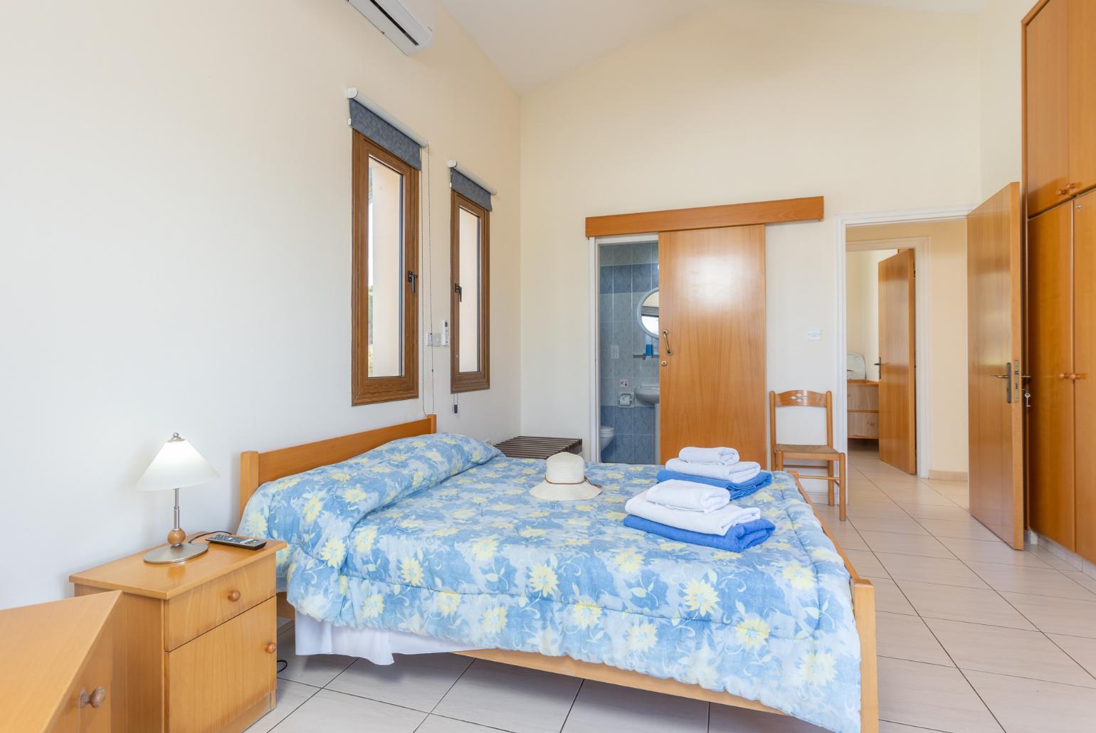 Double bedroom with en suite bathroom, A/C, sea views, and balcony access