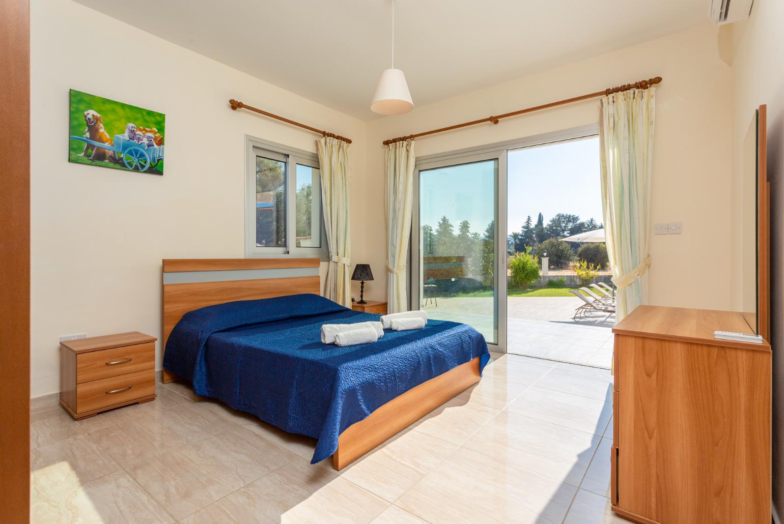 Double bedroom with en suite bathroom, A/C, and pool terrace access