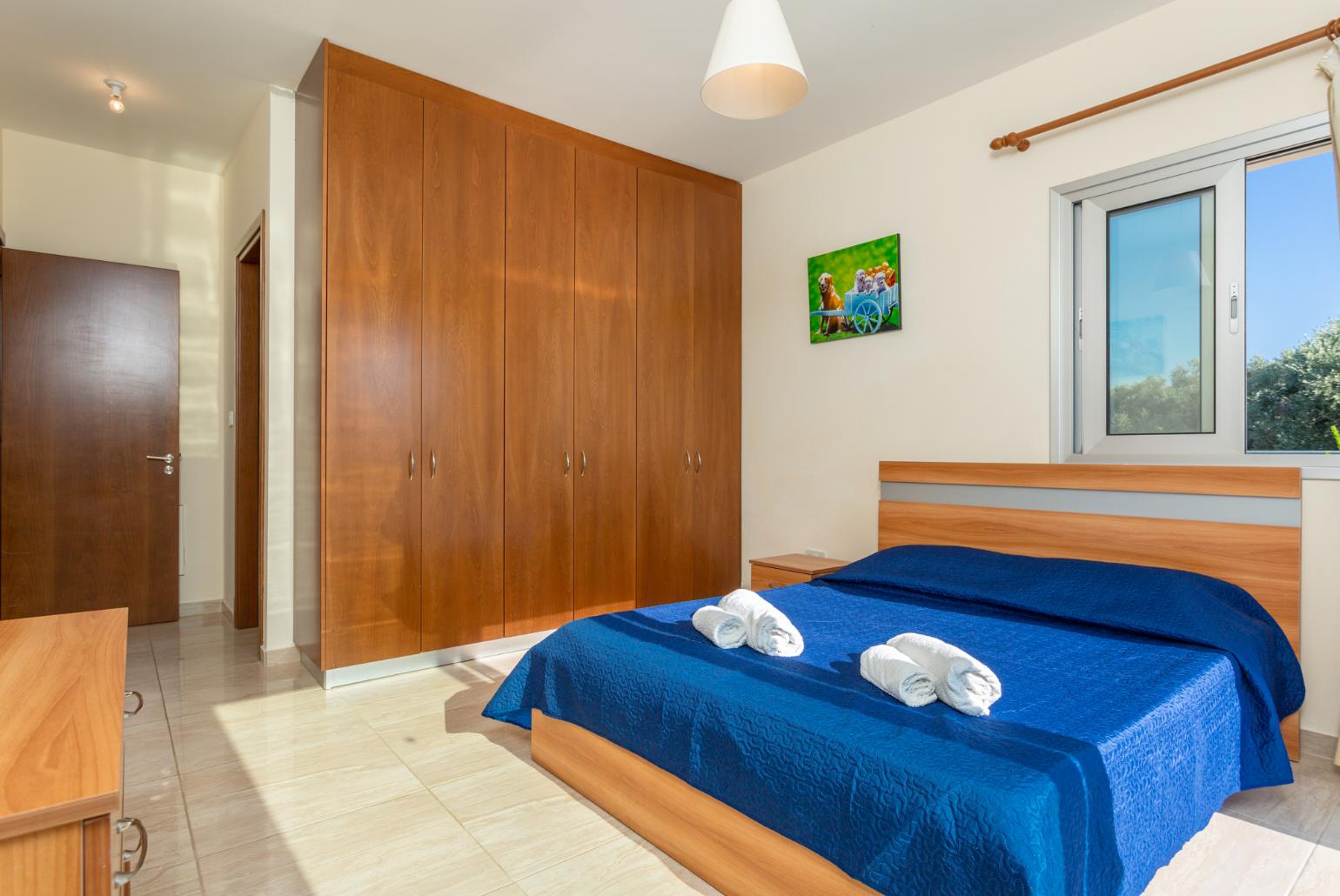 Double bedroom with en suite bathroom, A/C, and pool terrace access