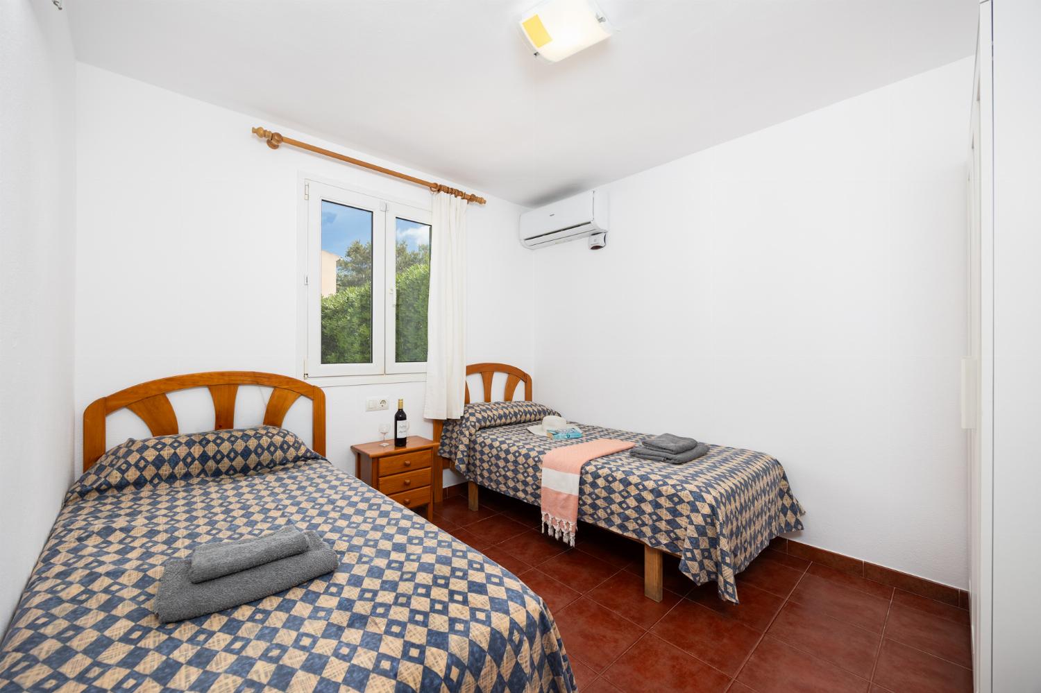 Twin bedroom with A/C