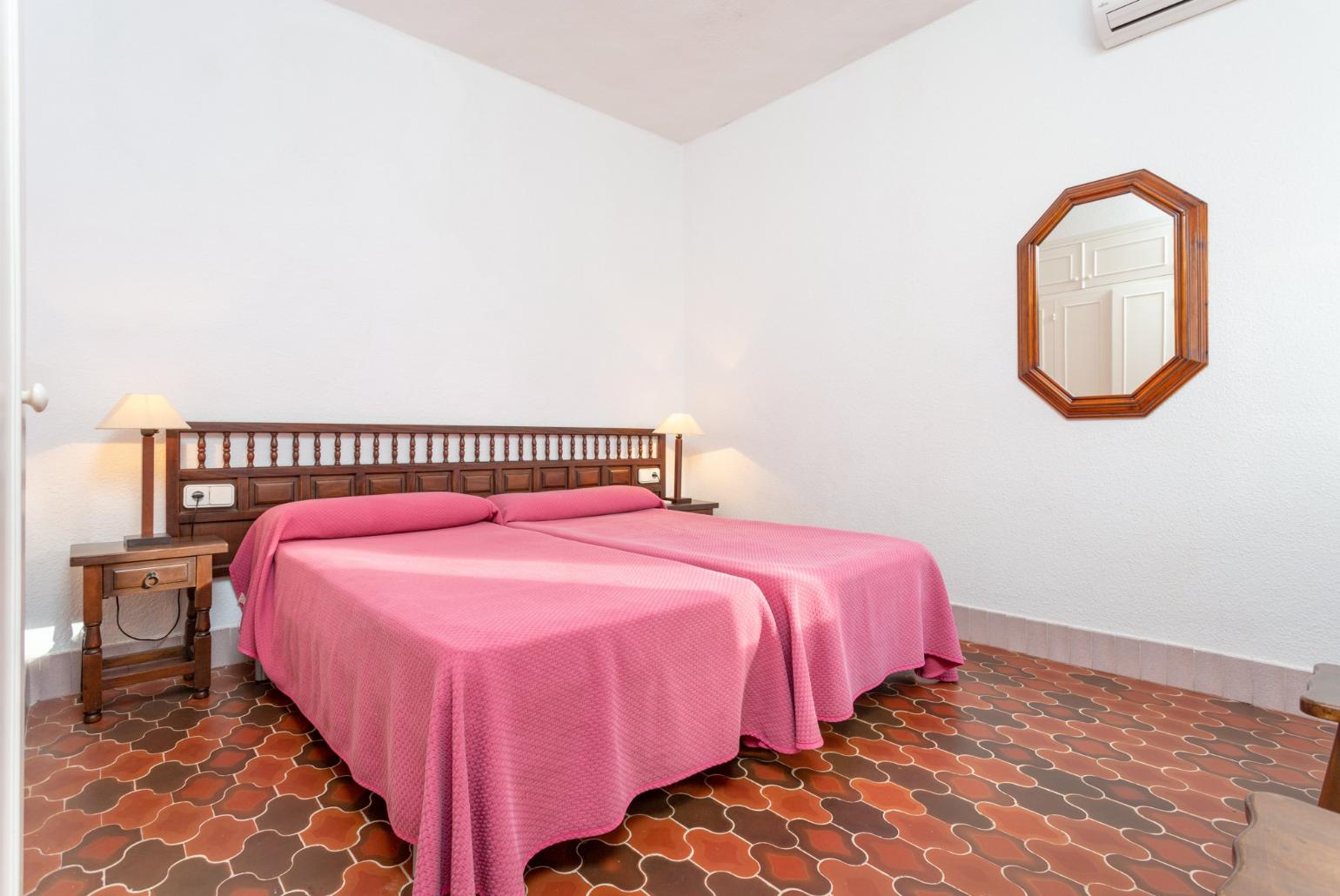 Twin bedroom with A/C
