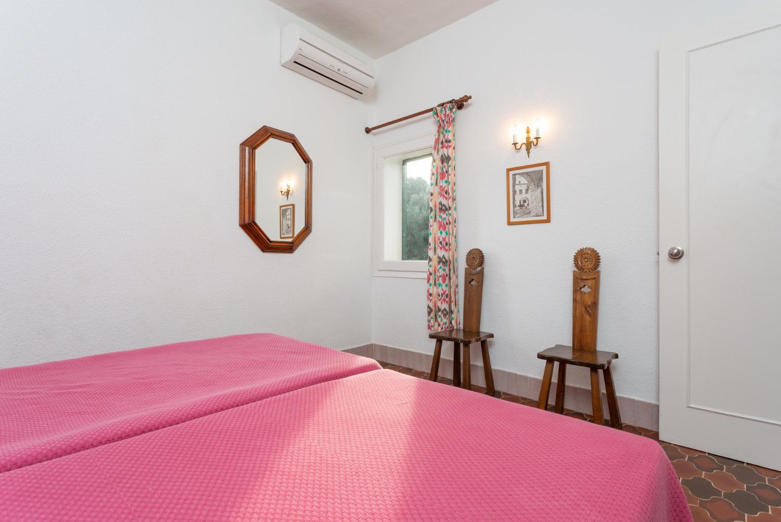 Twin bedroom with A/C