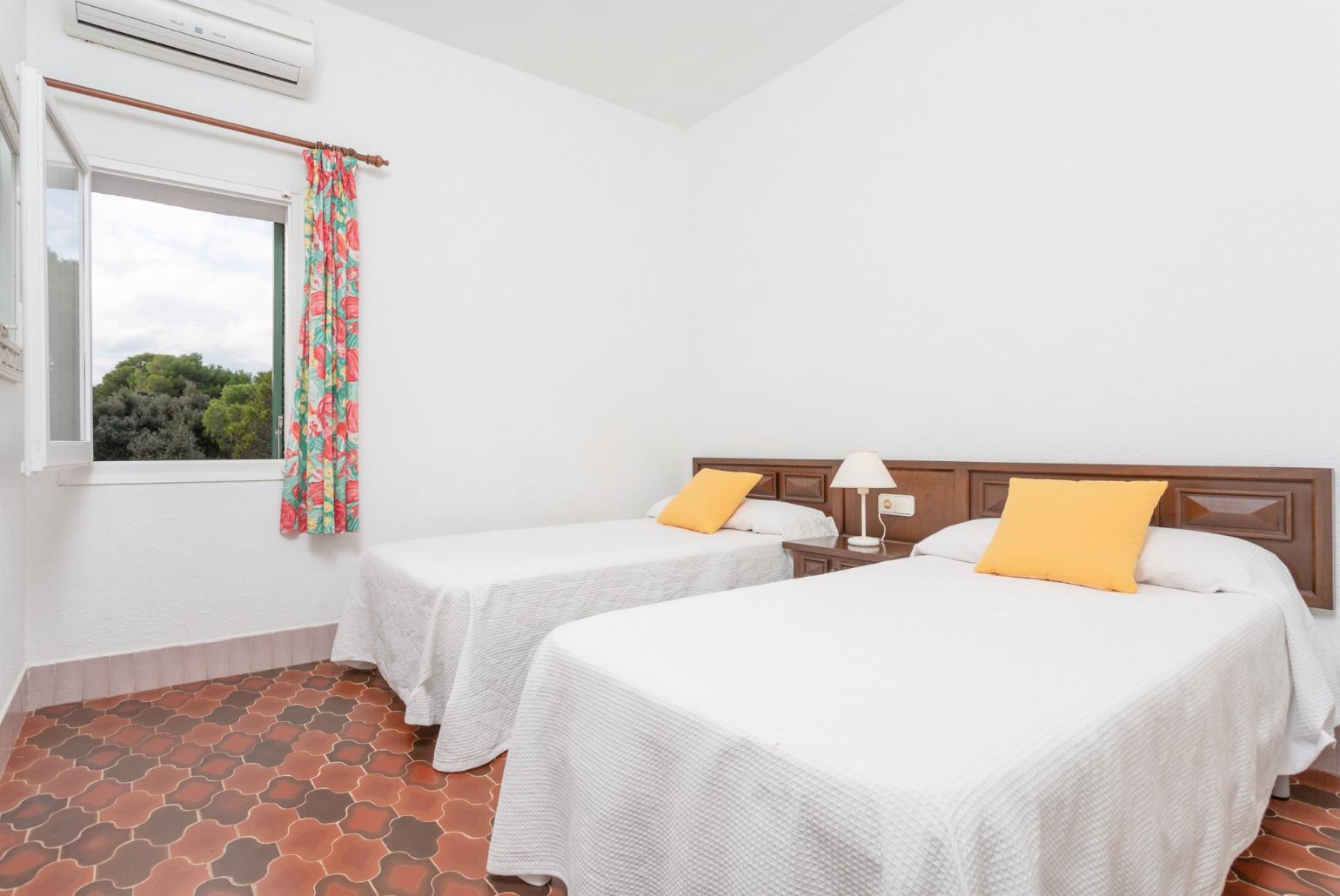 Twin bedroom with A/C