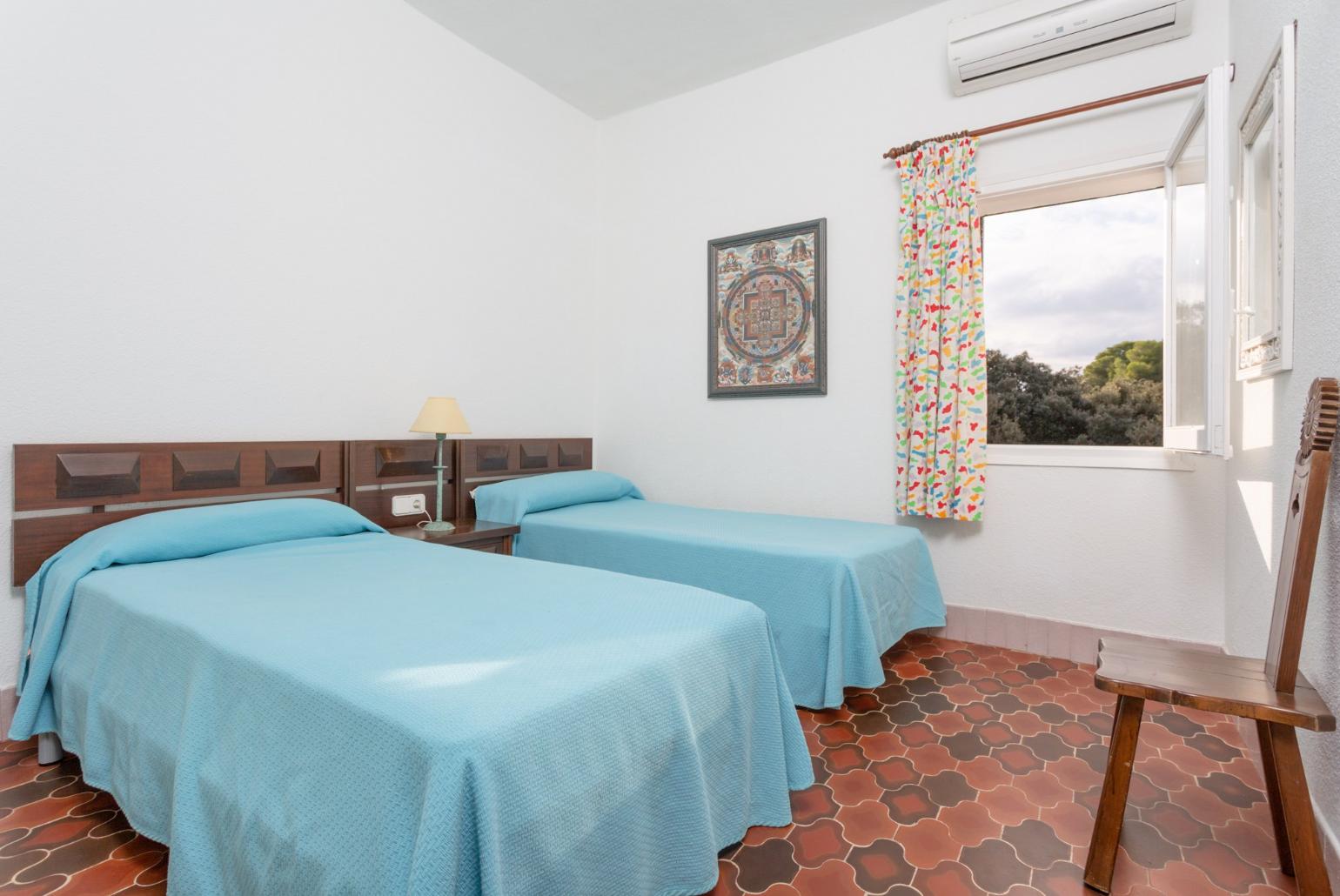 Twin bedroom with A/C