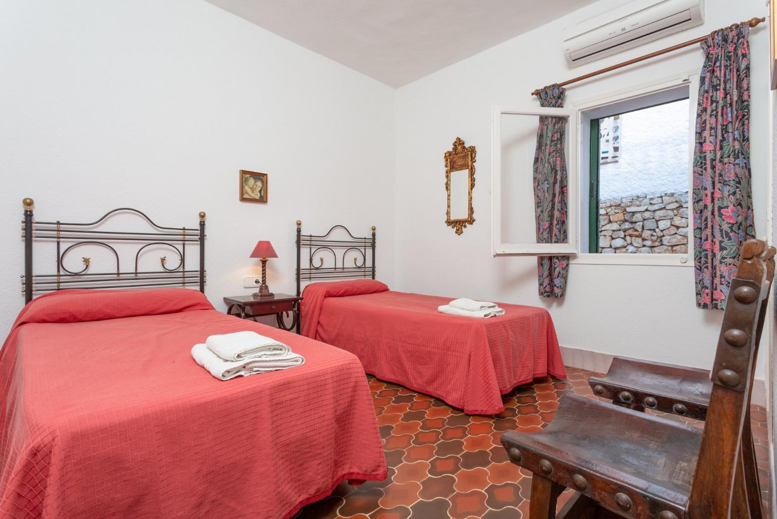 Twin bedroom with A/C