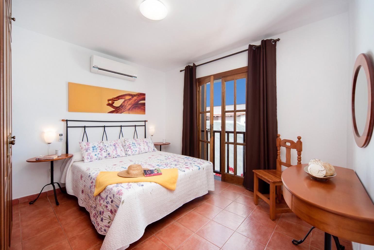 Double bedroom with A/C, en suite bathroom and balcony access