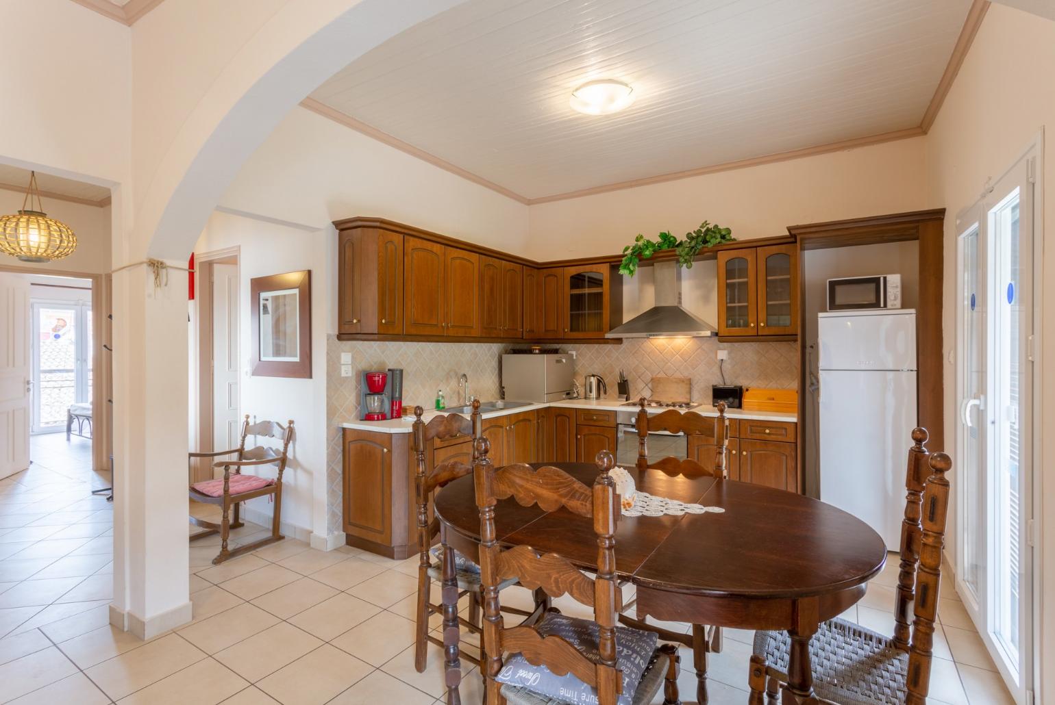 Dining area and equipped kitchen