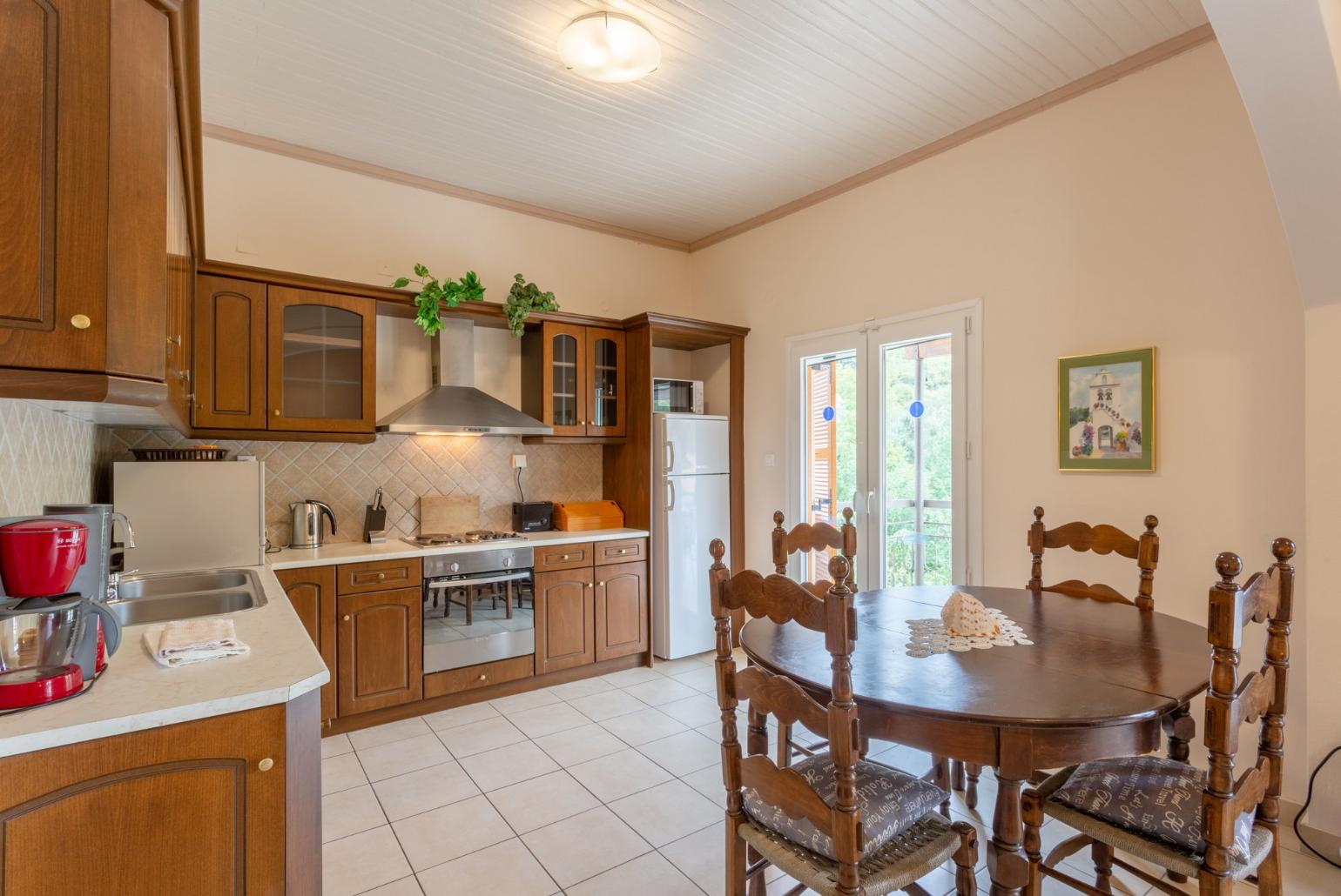 Dining area and equipped kitchen