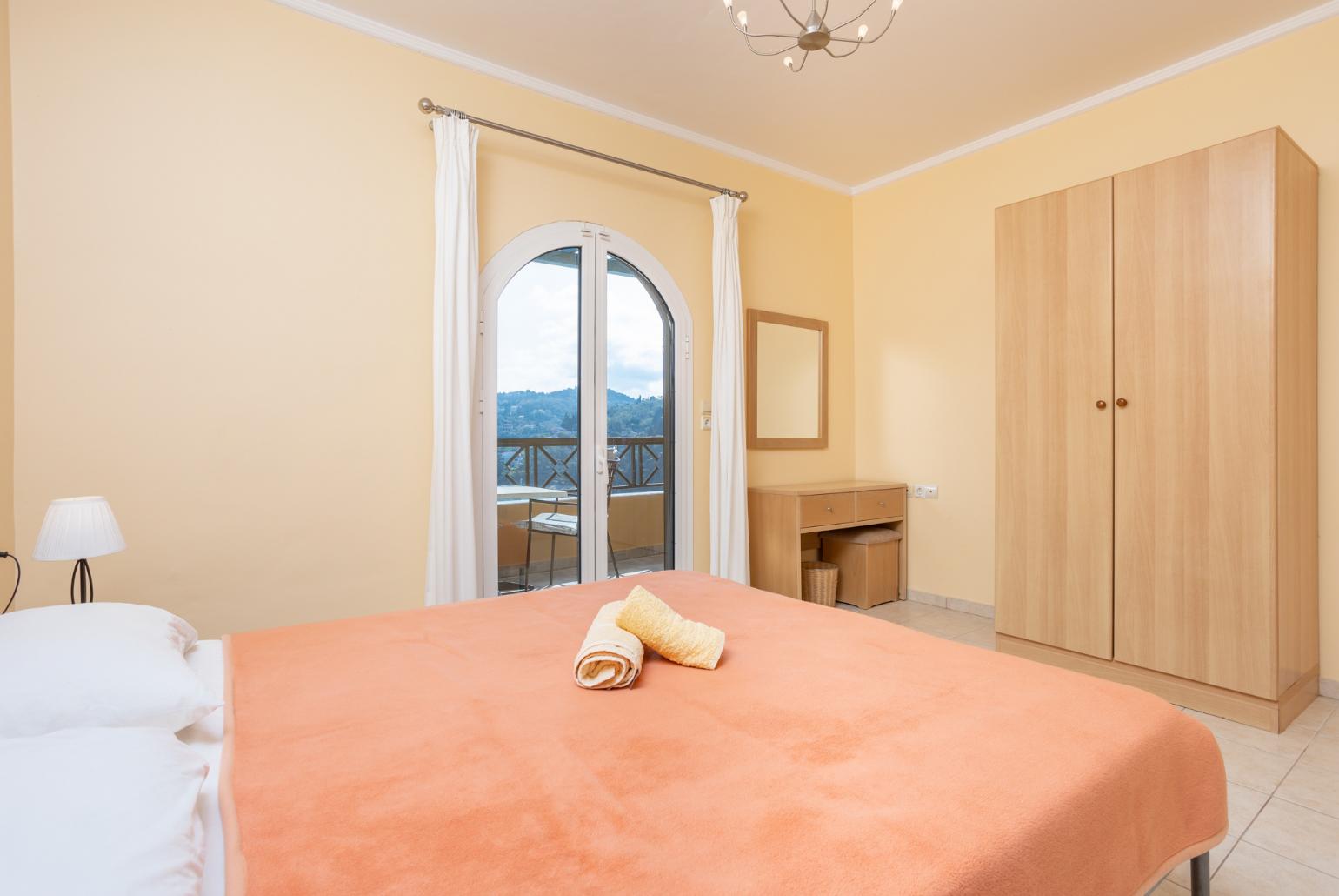 Double bedroom with en suite bathroom, A/C, sea views, and upper terrace access