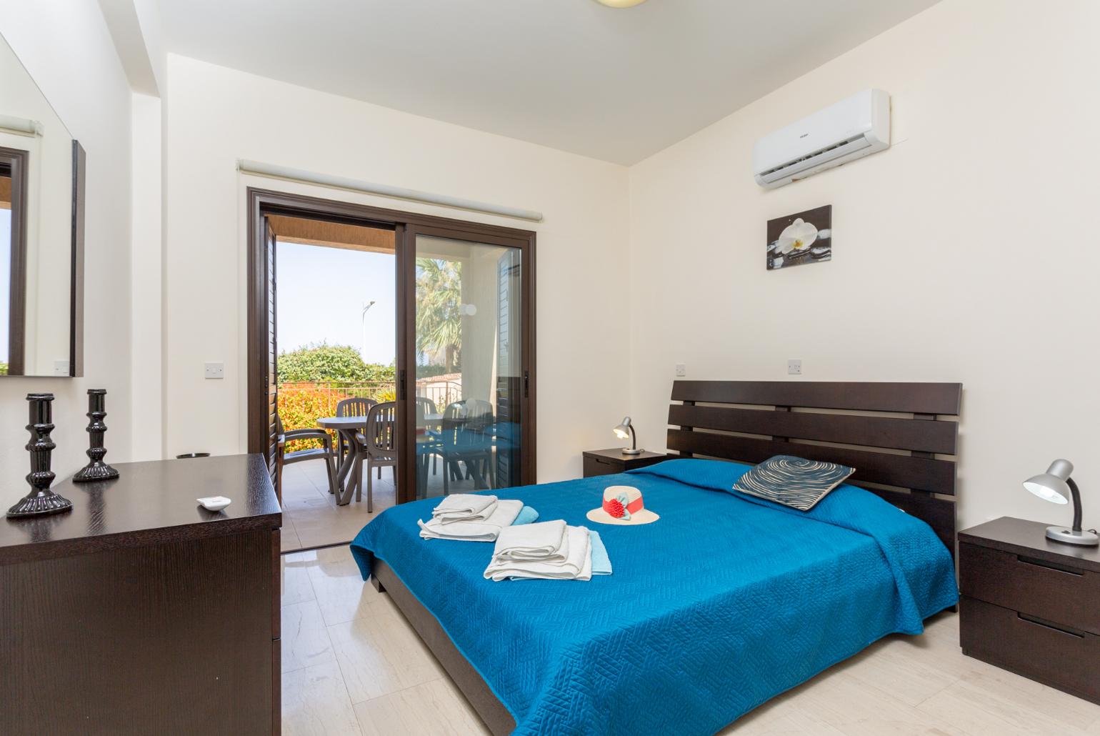 Double bedroom with en suite bathroom, A/C, and terrace access