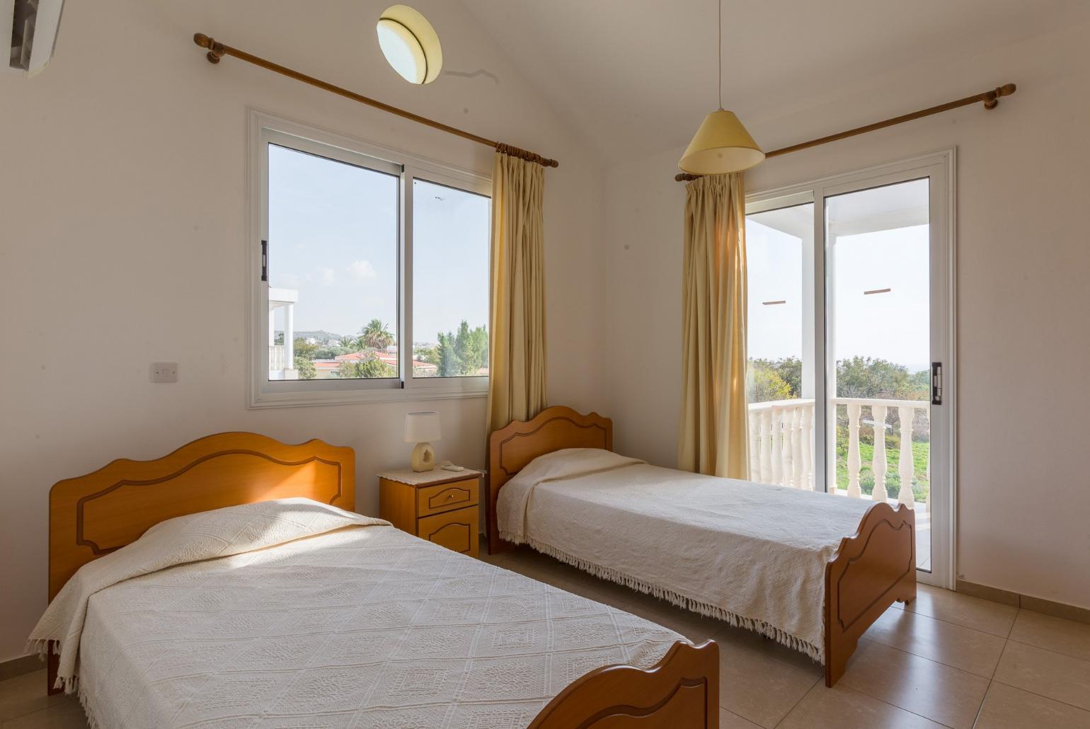 Twin bedroom with A/C and en suite bathroom