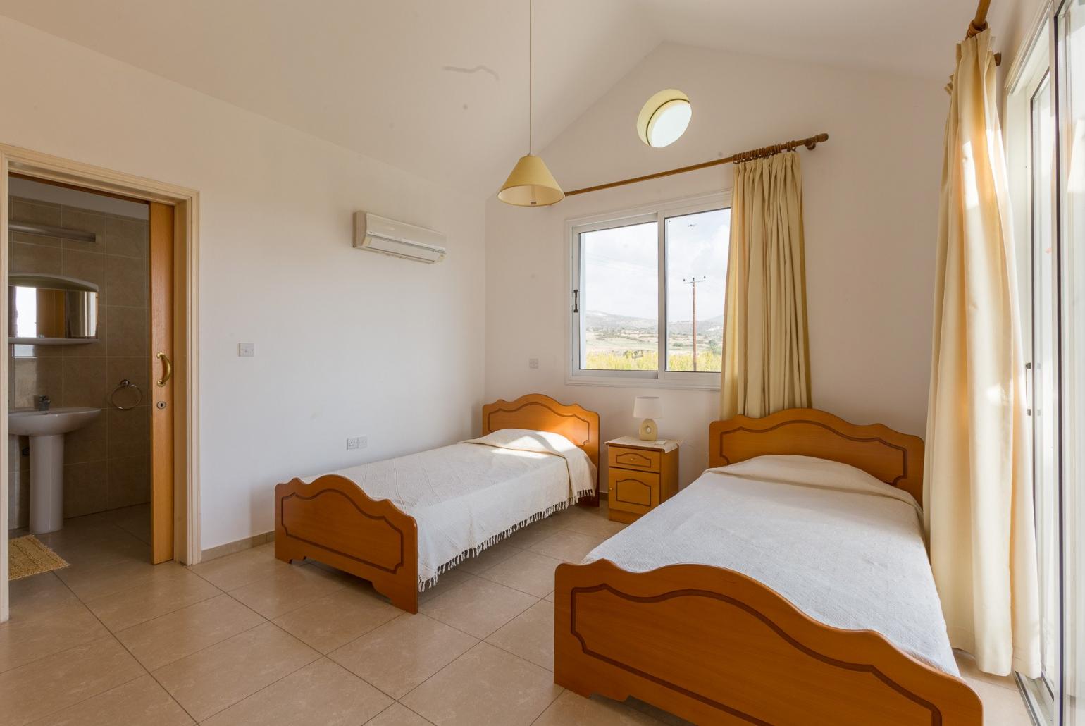 Twin bedroom with A/C and en suite bathroom