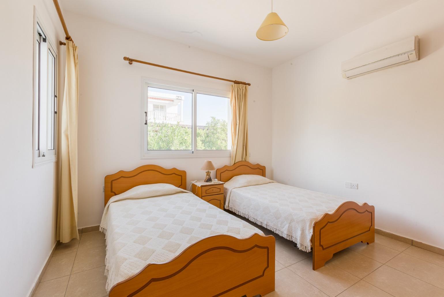 Twin bedroom with A/C 